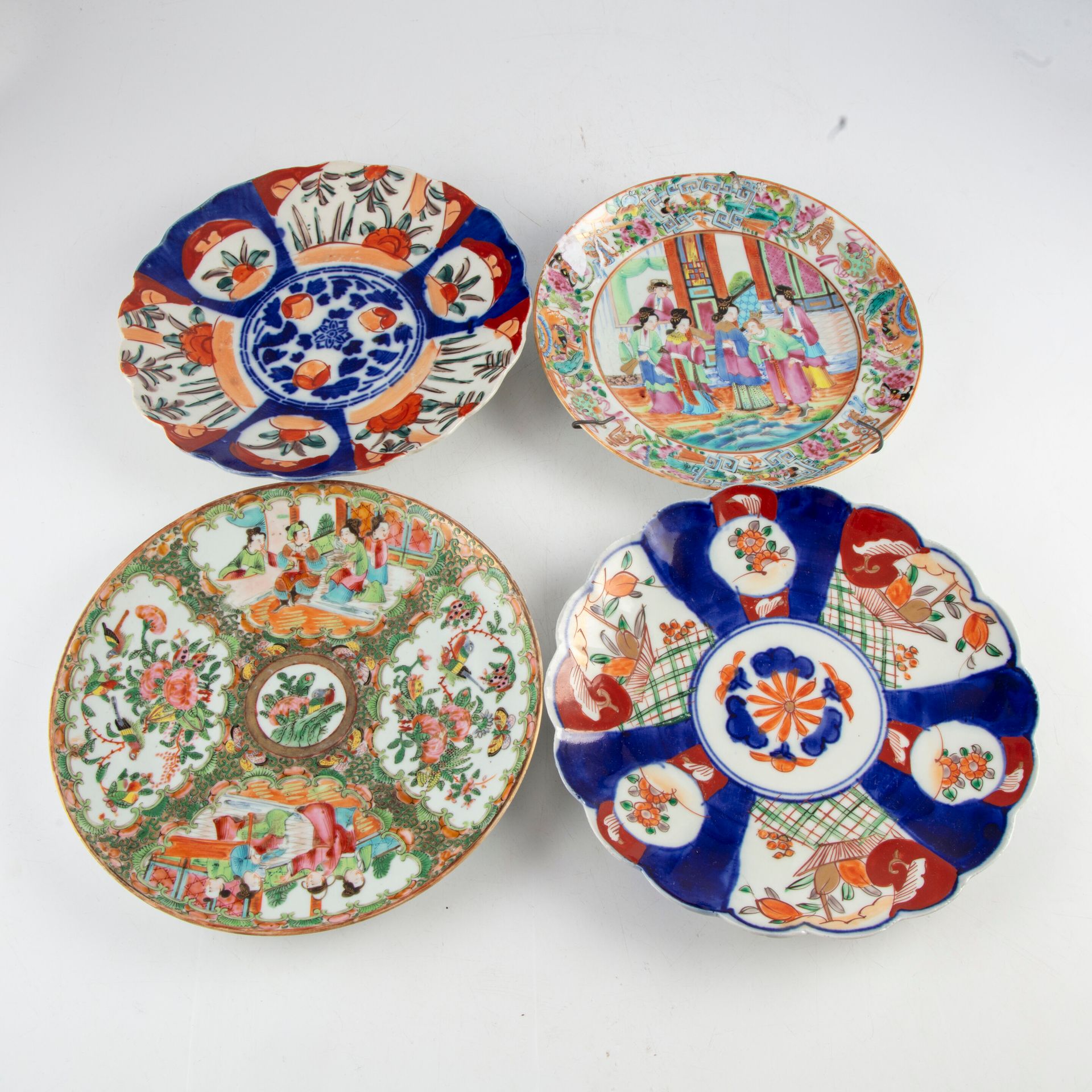 CHINE CHINE - CANTON 

Deux assiettes en porcelaine à décor émaillé polychrome e&hellip;