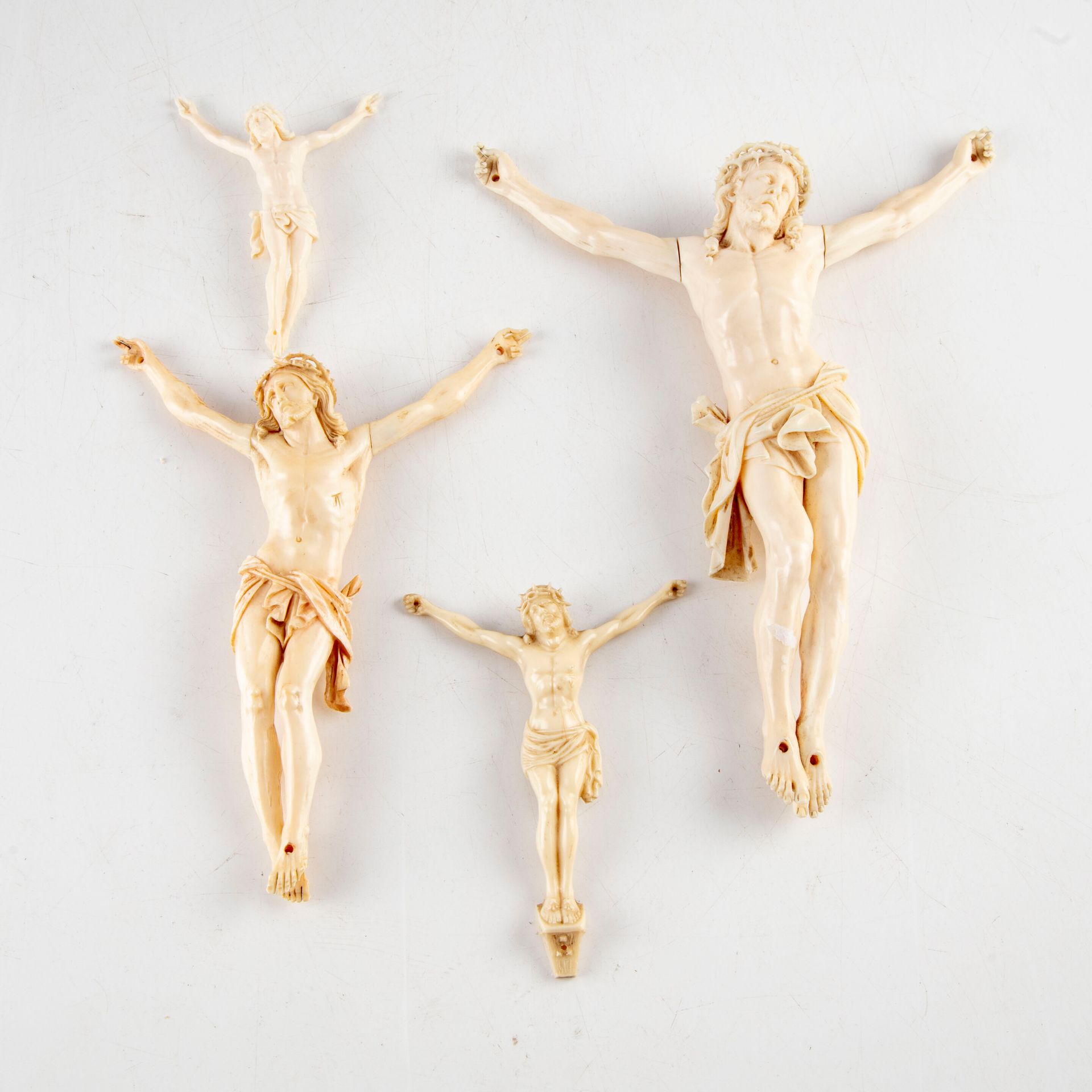 Null Quatre Christ en ivoire sculpté

Fin XIXème siècle, début XXème siècle

Dim&hellip;