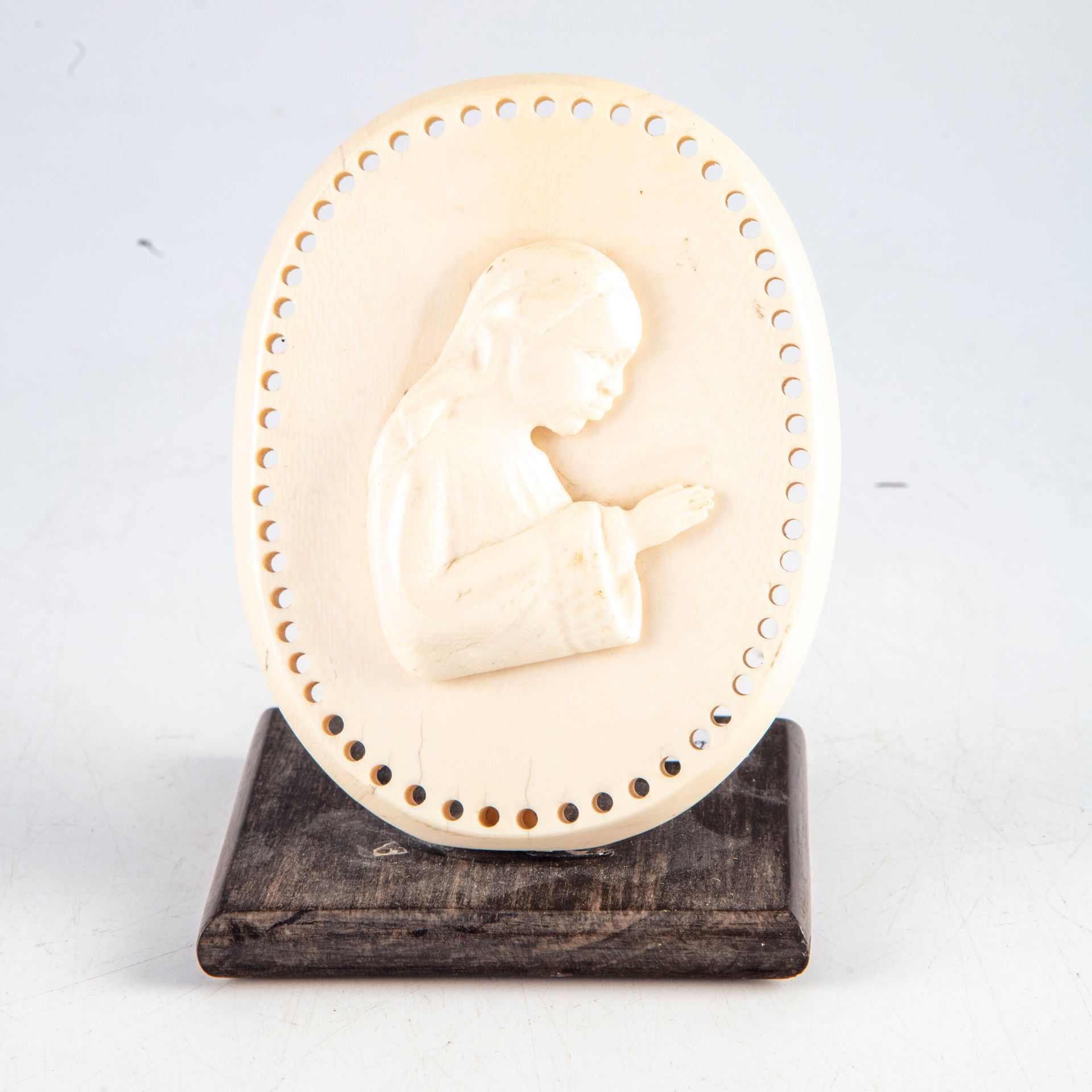Null Médaillon en ivoire sculpté en fort relief à décor d'une femme priant.

Déb&hellip;