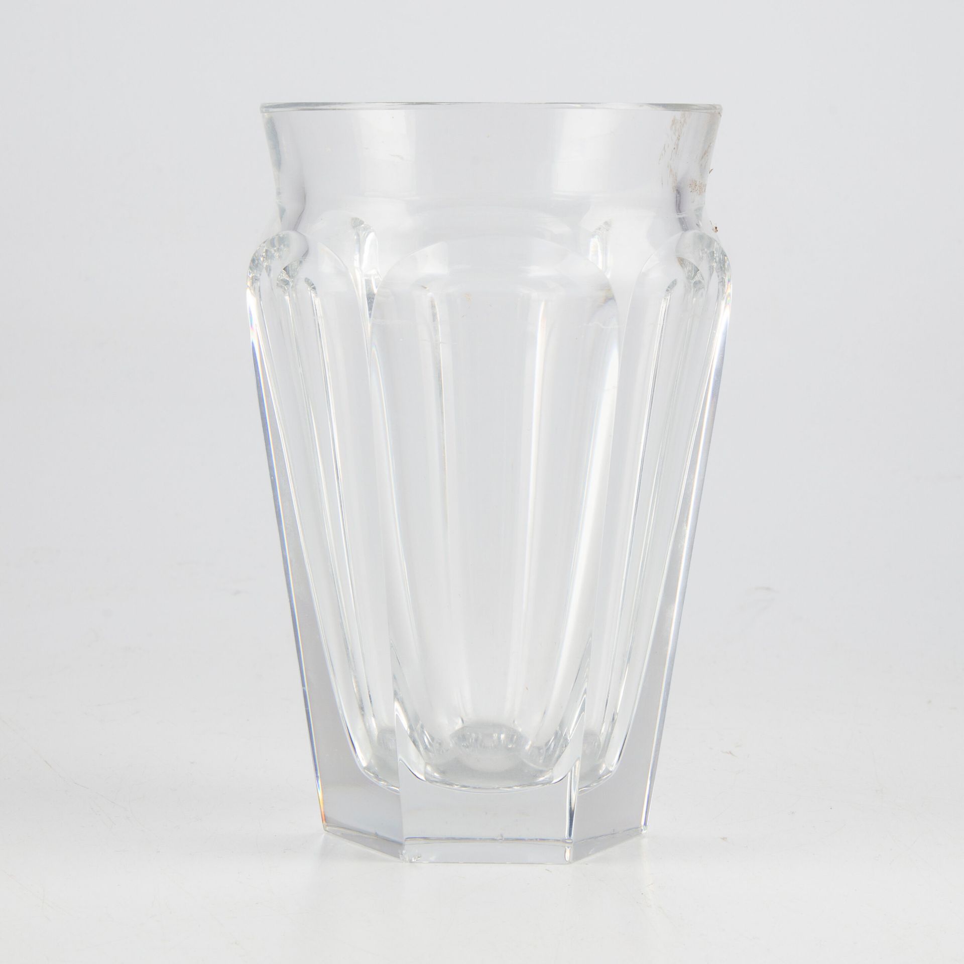 BACCARAT BACCARAT

Vase en cristal taillé 

Marqué

H.: 17 cm

Usures