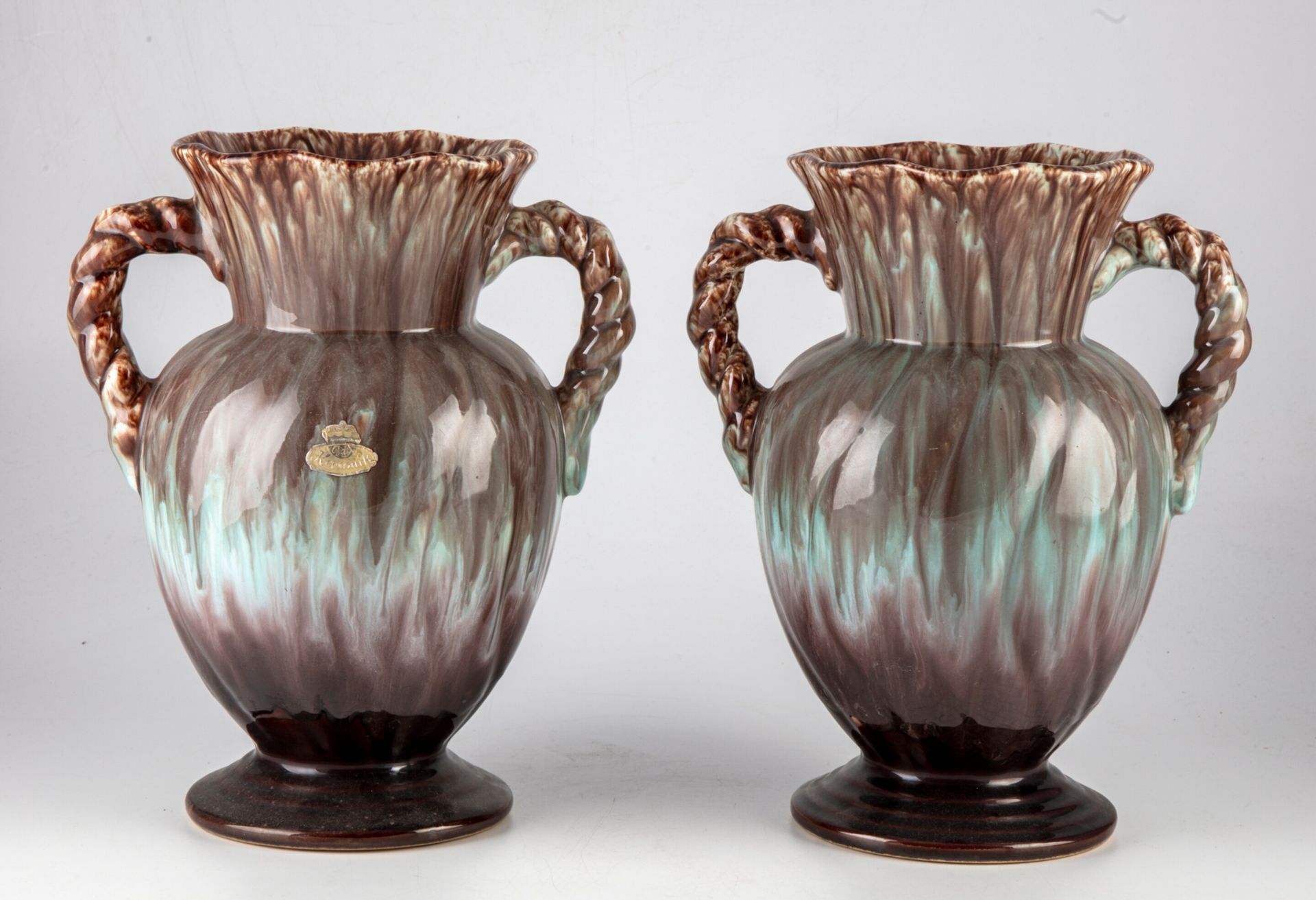 Null Paire de vases en barbotine aux anses godronnées.

H. : 28 cm