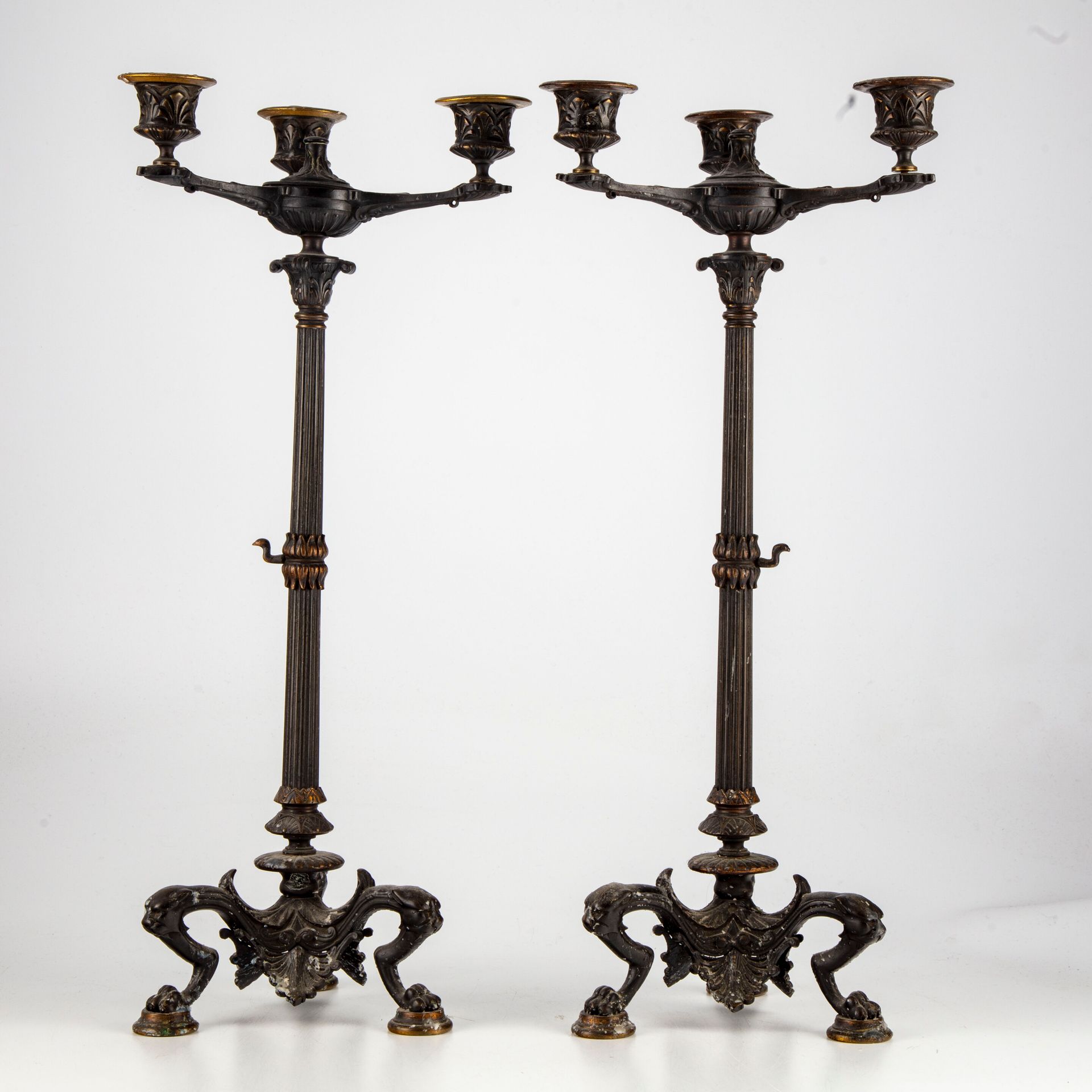 Null Paire de candélabres en bronze à patine brune à trois bras de lumière, le f&hellip;