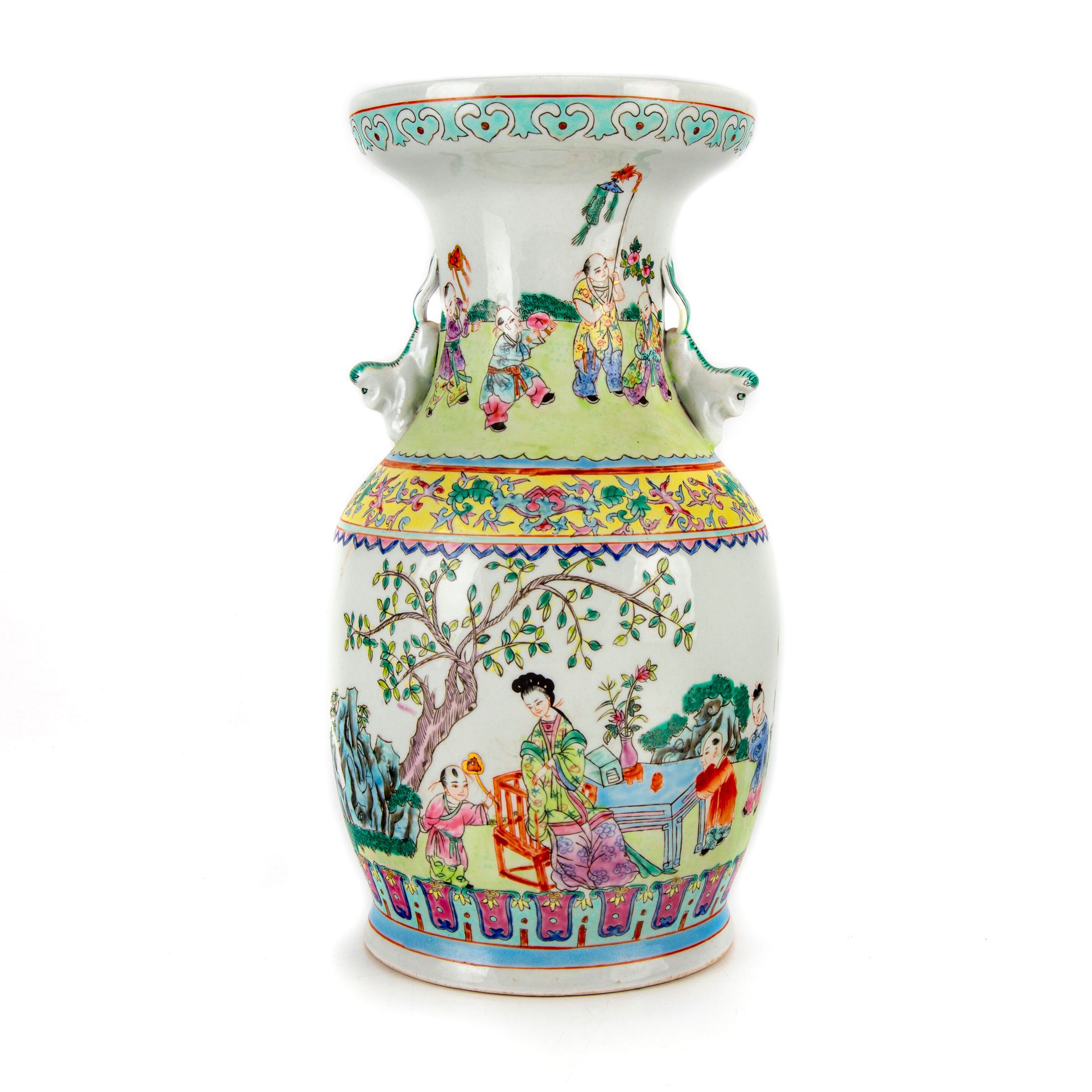 CHINE CHINE - XXe

Vase en porcelaine à panse renflée à décor polychrome de femm&hellip;