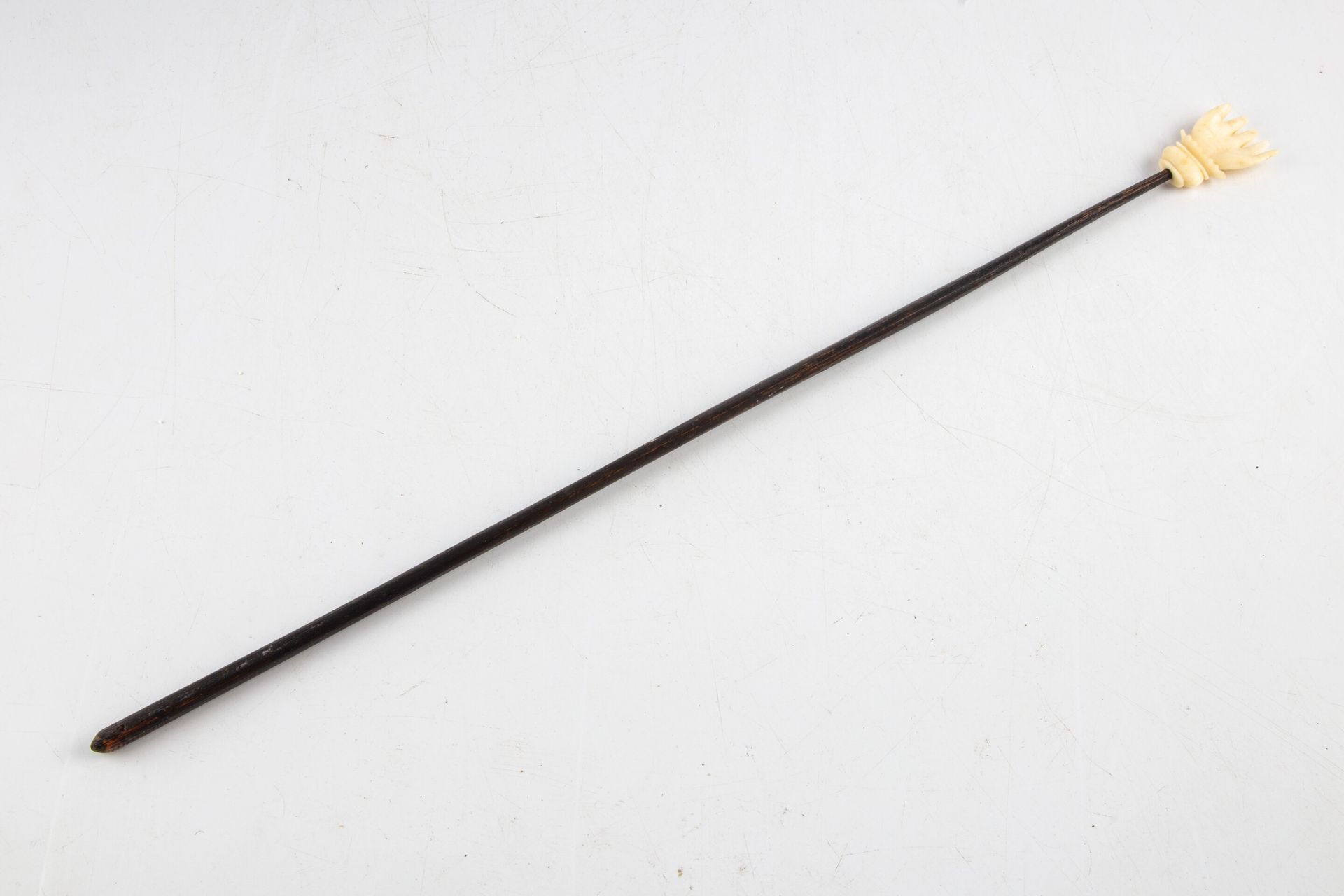 Null Gratte-dos composé d'une main en ivoire

Début XXème siècle

Long. : 40 cm