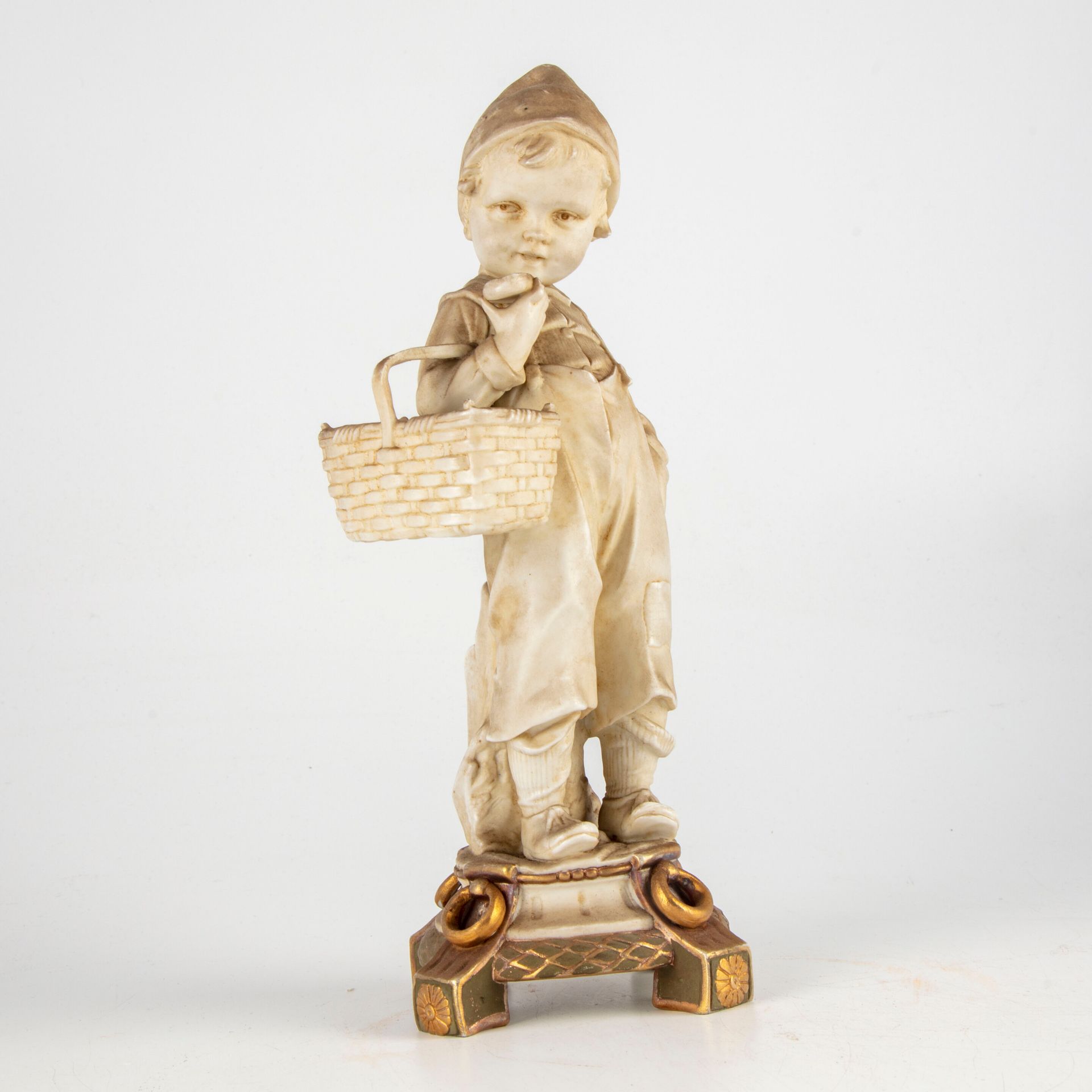 Null Sujet en porcelaine figurant un enfant au panier

H.: 25 cm

Usures