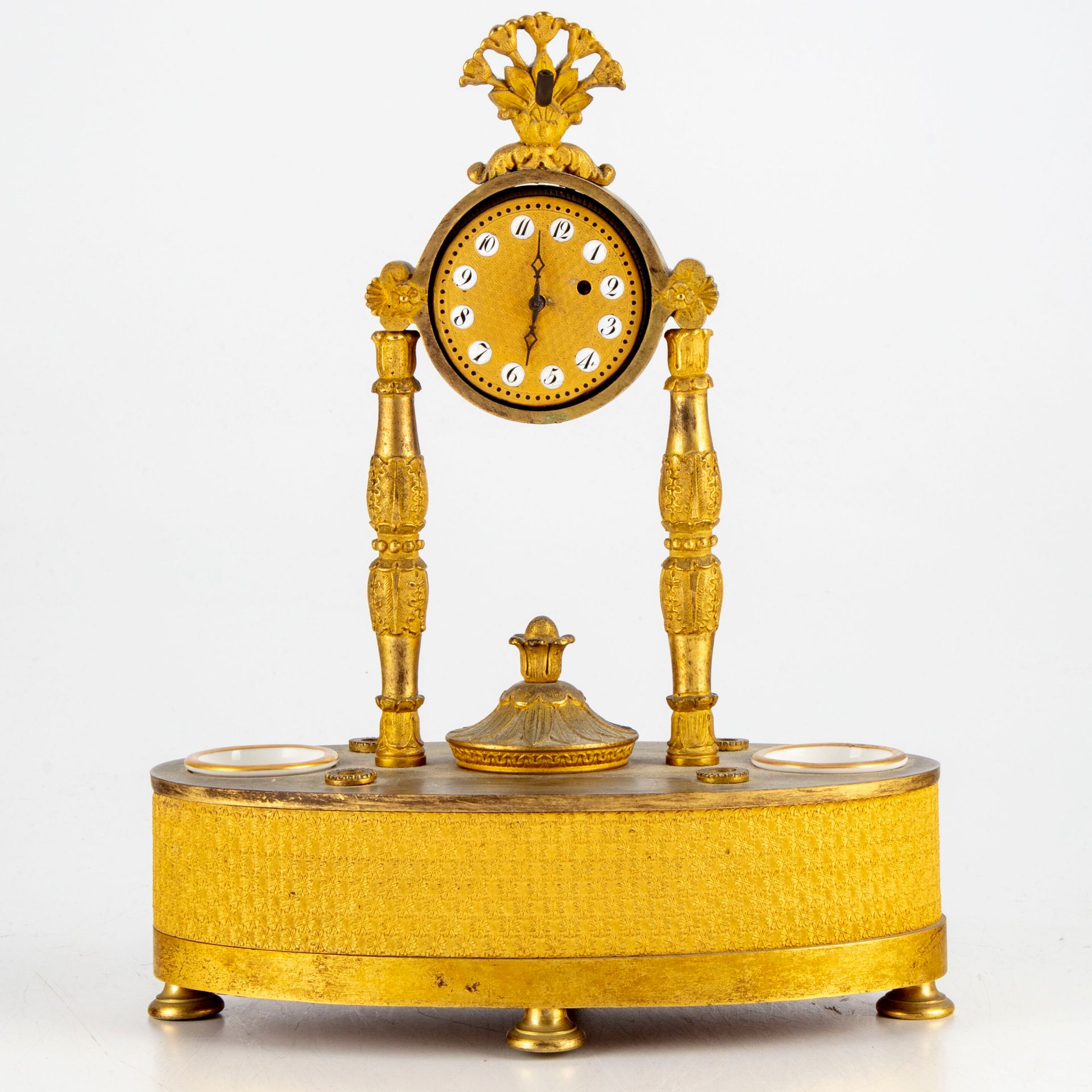 Null Encrier en bronze doré formant porte-montre, le socle à décor de fleurs rep&hellip;
