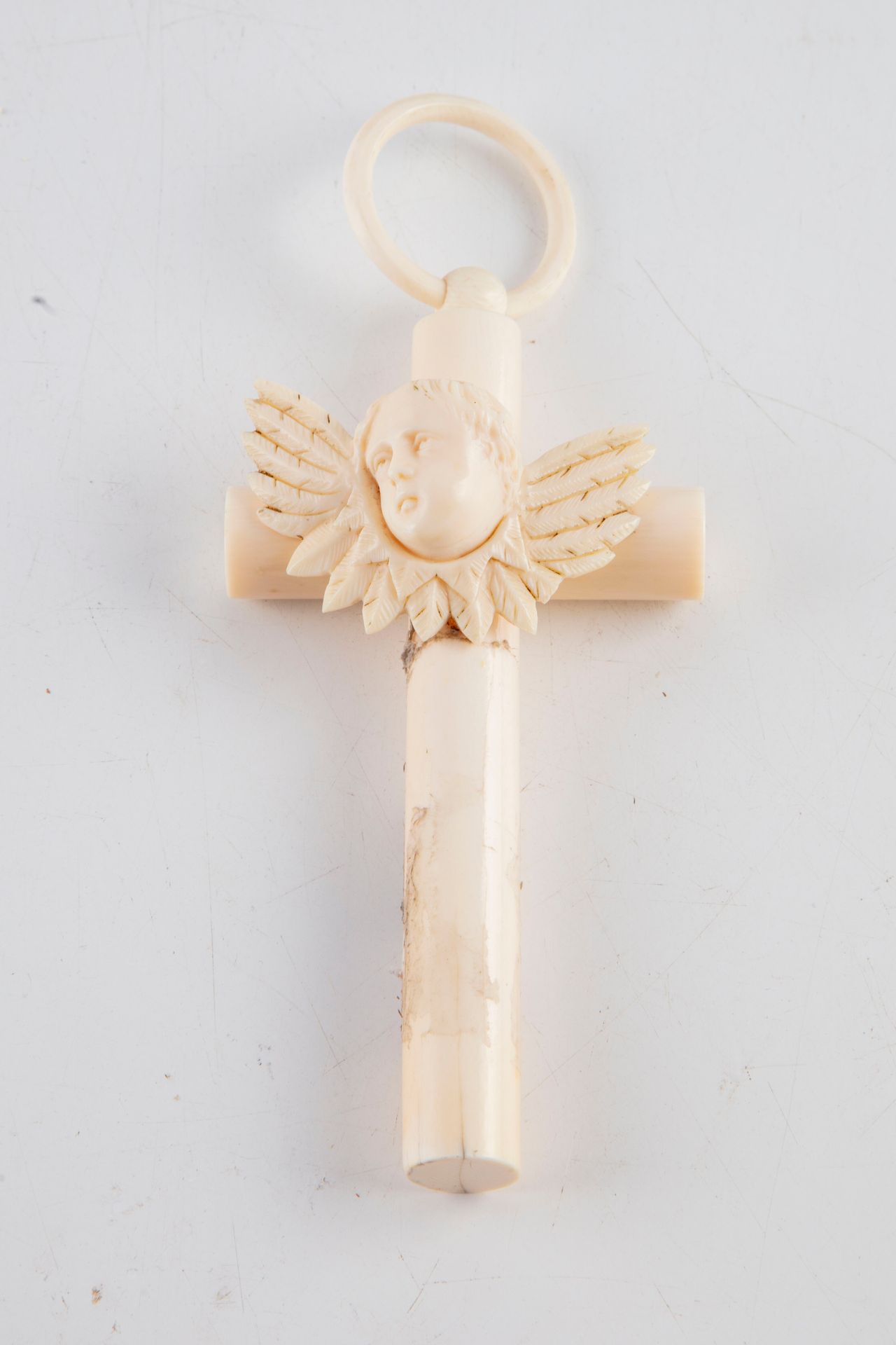 Null Croix de berceau en ivoire sculpté d'une crois et d'un ange 

Début du XXèm&hellip;