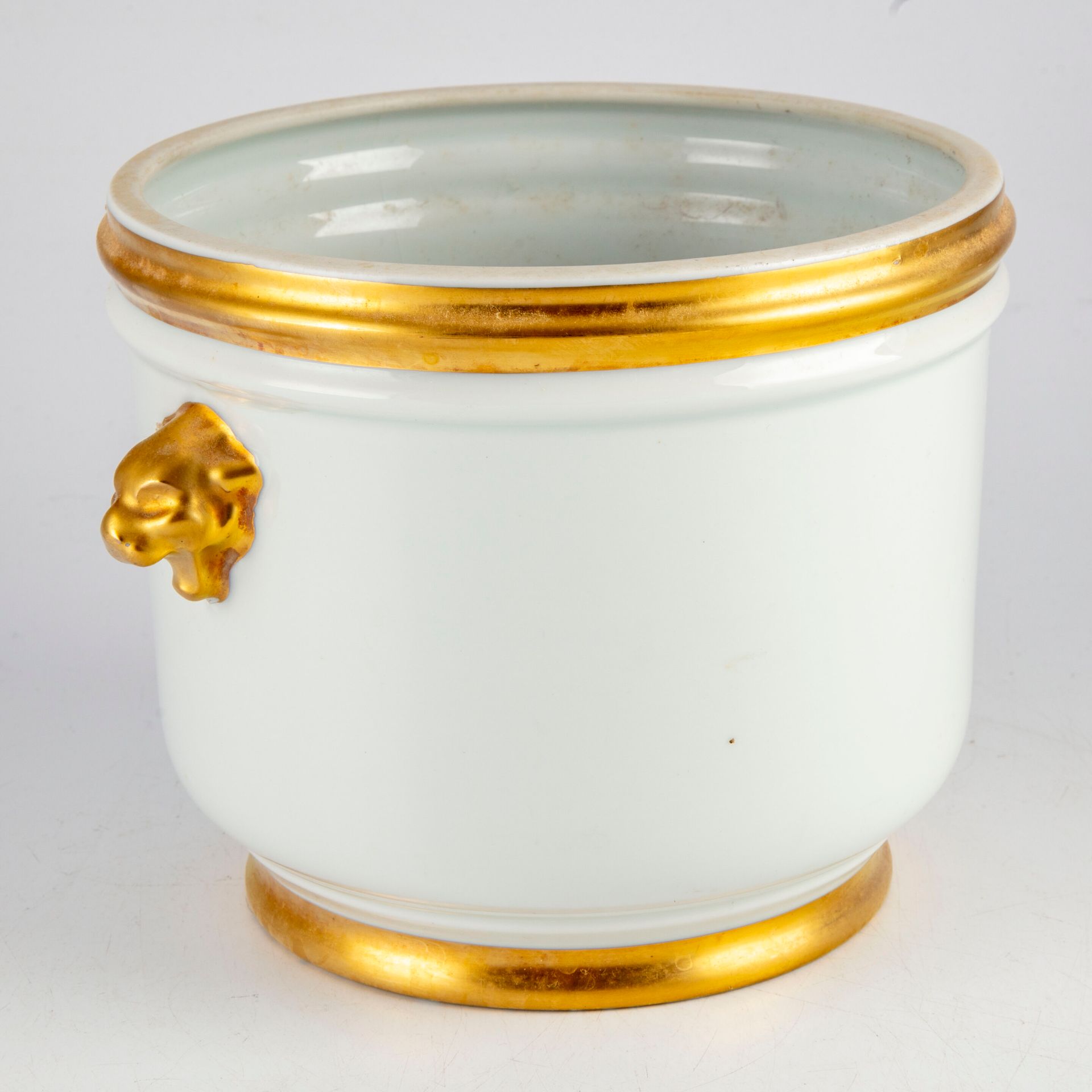 PARIS PARIS genre de 

Cache-pot en porcelaine à filets dorés, les anses en mufl&hellip;