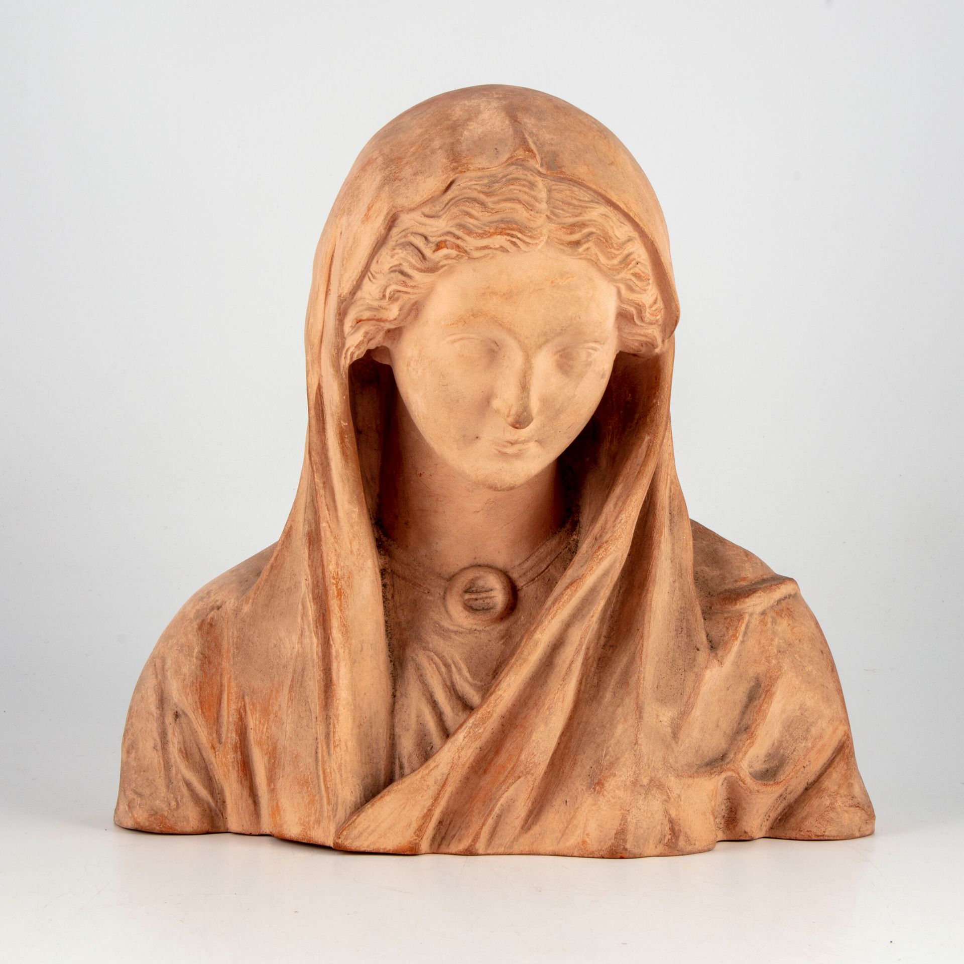 Null Buste de femme drapée en terre cuite

Inscrite Terre cuite d'Art au dos

H.&hellip;