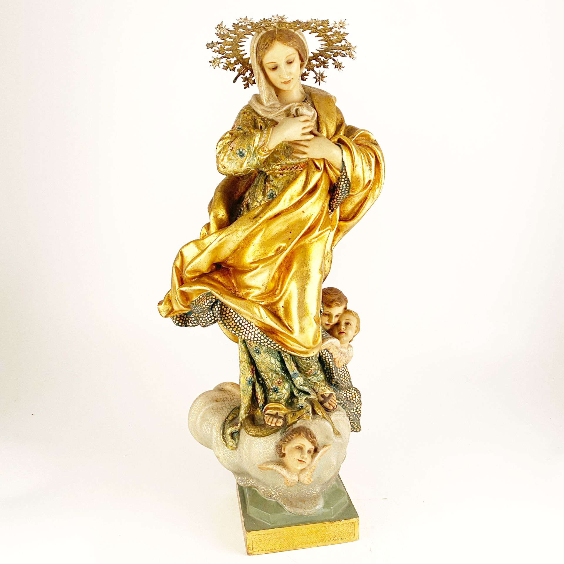 Null Statue en bois peint et doré figurant l'Immaculée Conception, la couronne d&hellip;
