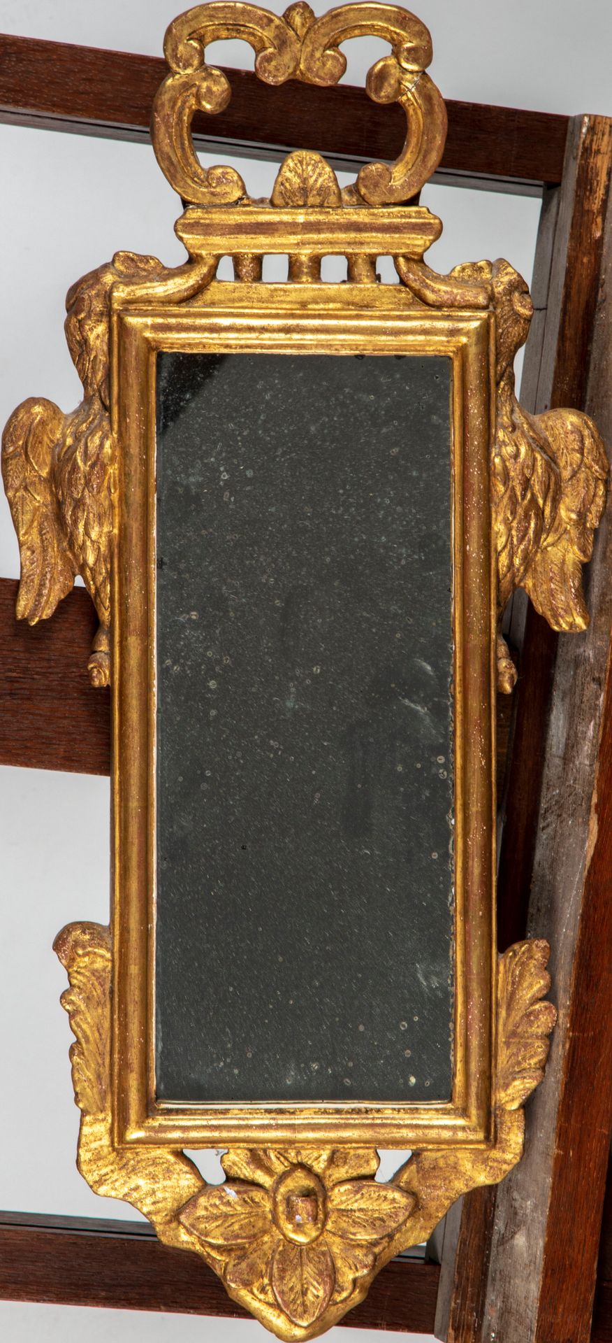 Null Miroir en bois doré mouluré et ciselé de feuilles. Style du XVIIIe

H. : 64&hellip;
