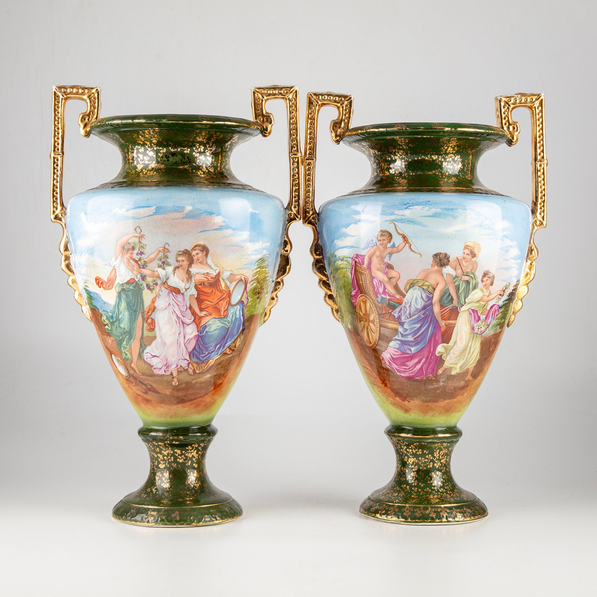 Null Paire de vases polychromes en céramique à décor de scènes antiques et anses&hellip;