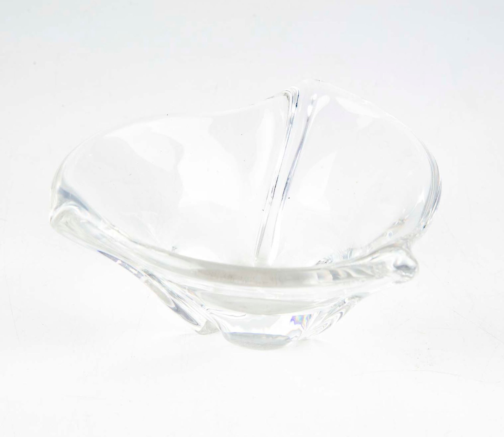 DAUM DAUM - France 

Coupe vide-poche en cristal 

Signé à la base 

H. : 6,5 cm&hellip;