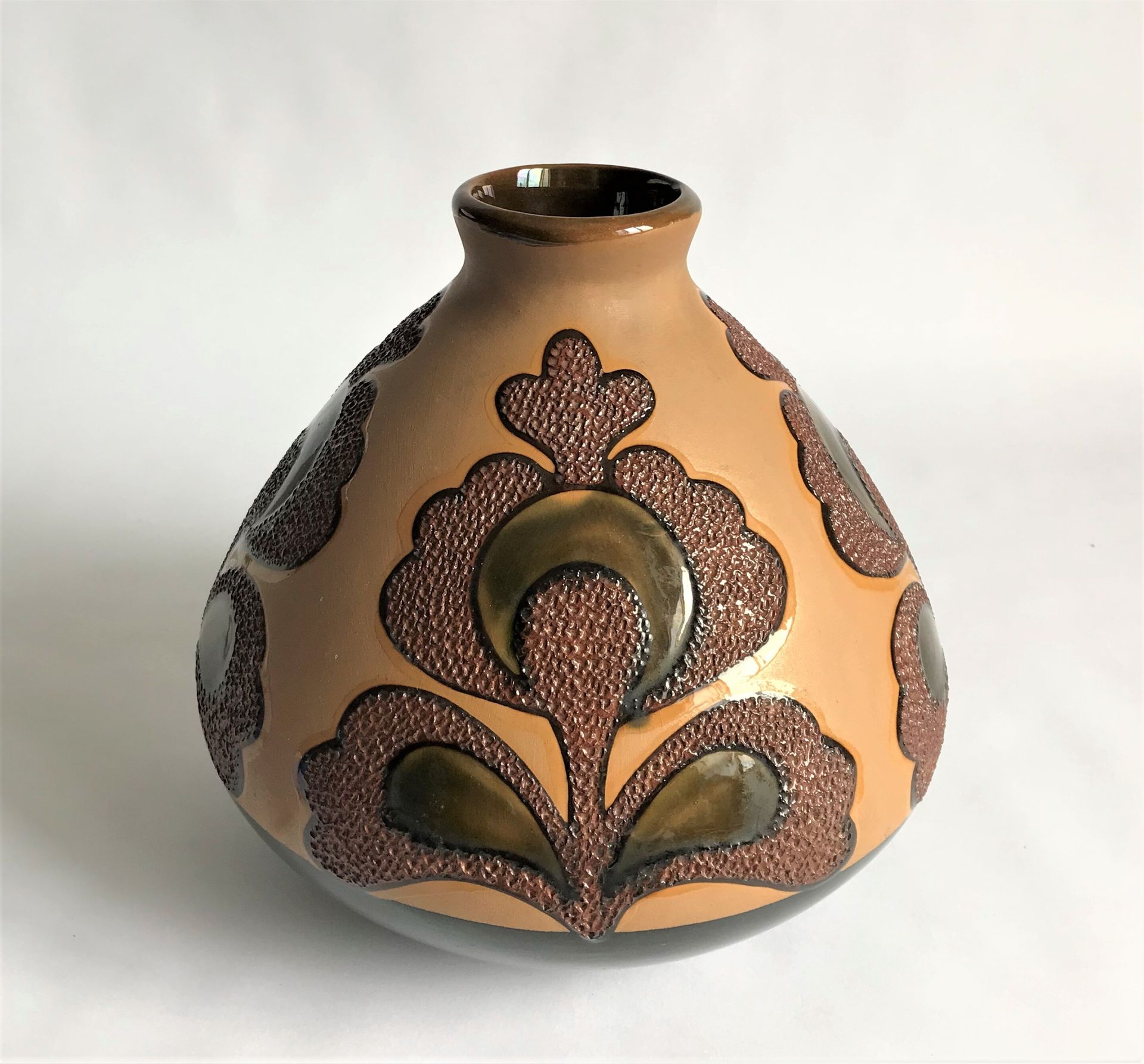 KERAMIS KERAMIS dans le style de

Vase en grès à décor floral émaillé.

H. : 23 &hellip;