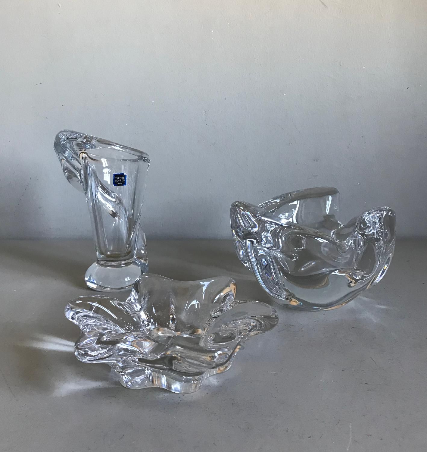 SÈVRES Cristallerie de SEVRES

Ensemble de trois pièces (vase - coupe - cendrier&hellip;