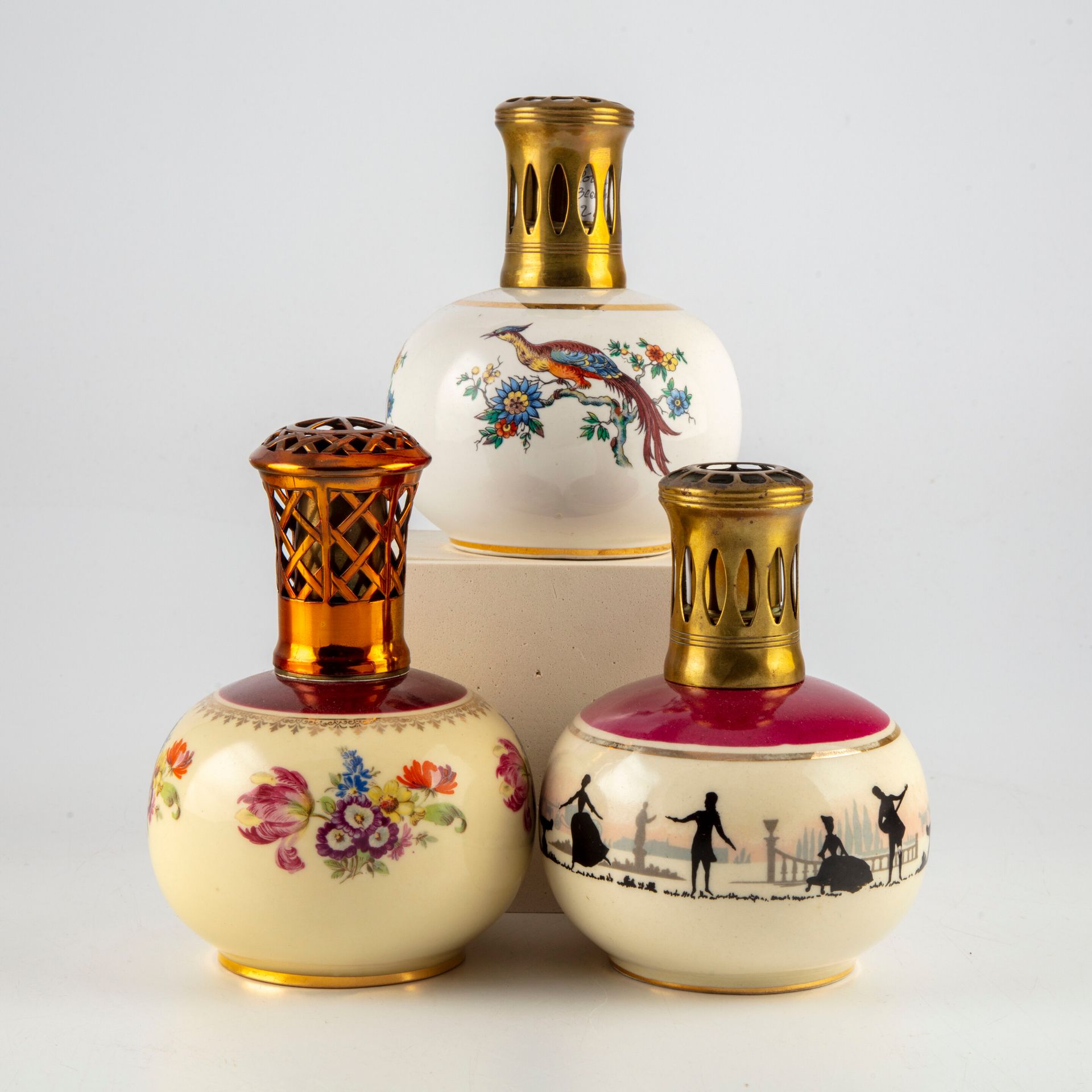 Null REVOL

Trois lampes BERGER en porcelaine à décor émaillé et doré des modèle&hellip;