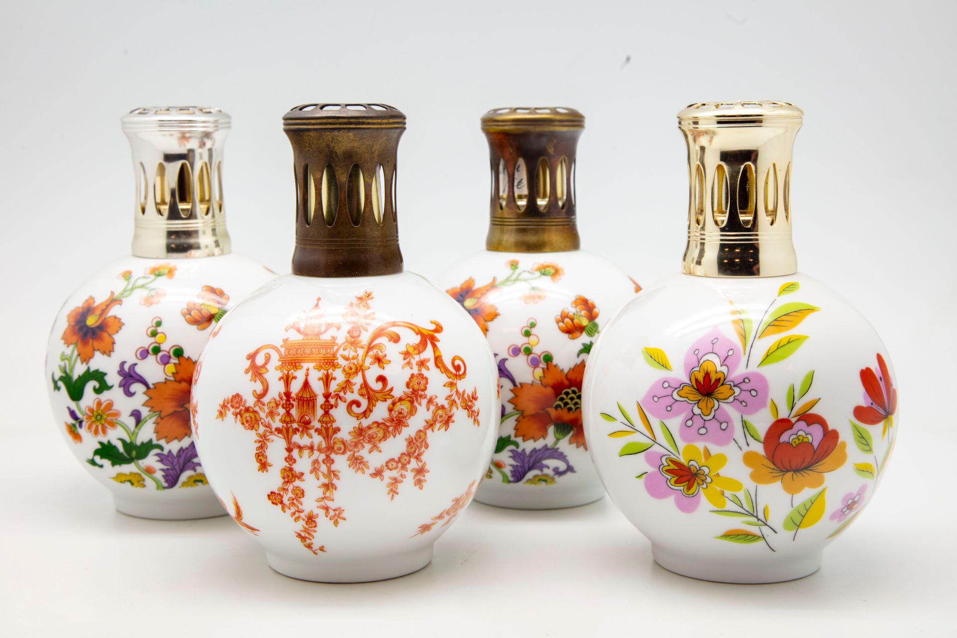 THARAUD THARAUD

Quatre lampes Berger en porcelaine à décor émaillé dont les mod&hellip;