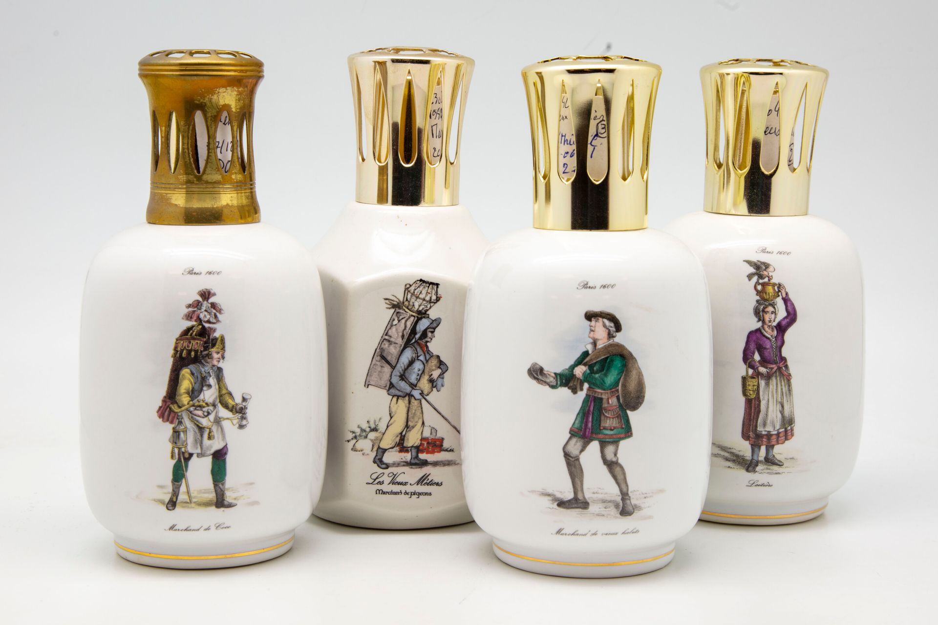 Null Quatre lampes Berger en porcelaine à décor émaillé polychrome des Vieux Mét&hellip;