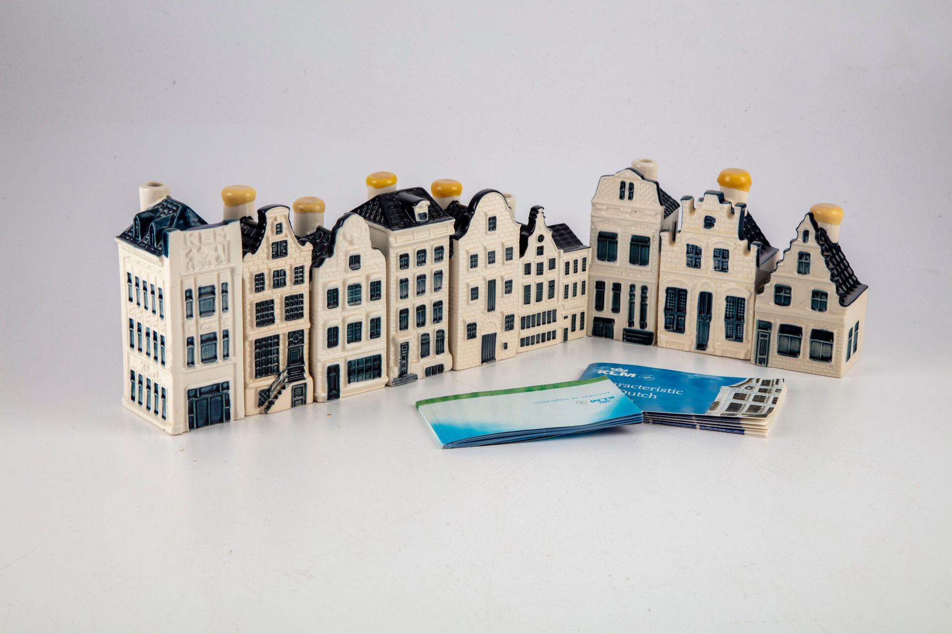 KLM - BOLS KLM - BOLS

Suite de 9 miniatures de maisonnettes en bleu de Delft, m&hellip;