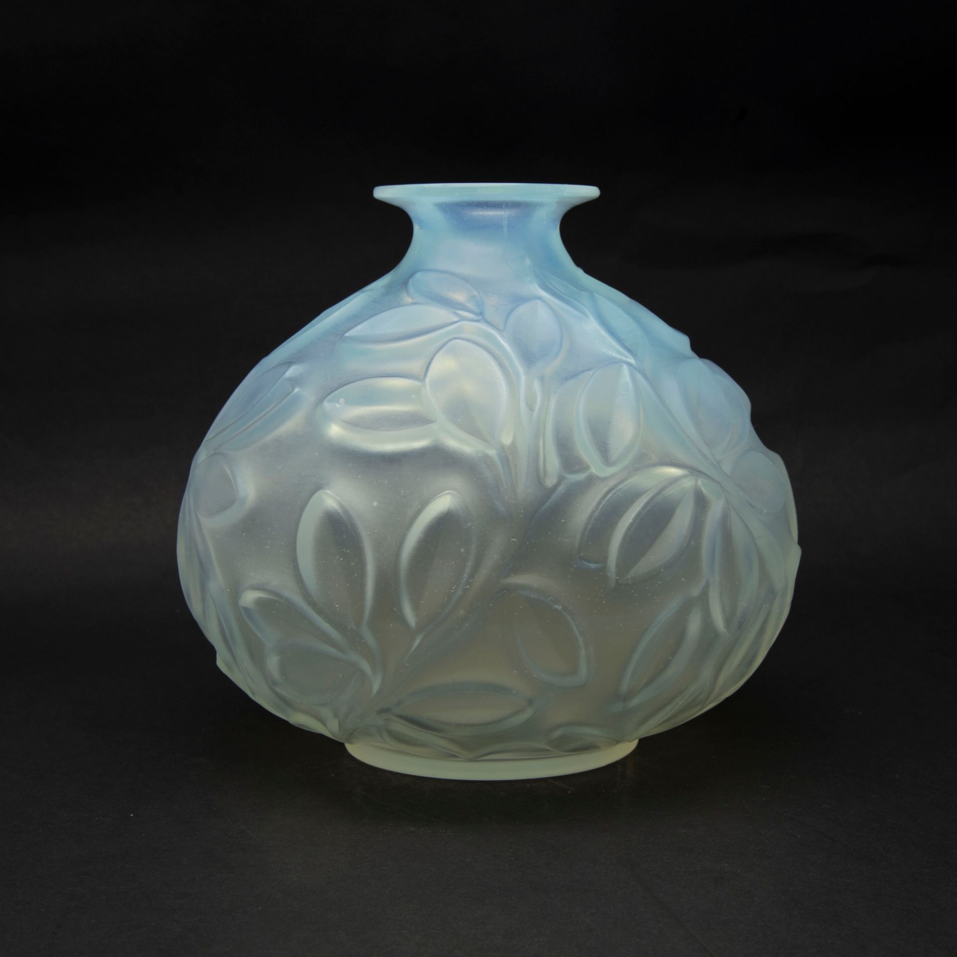 SABINO Marius Ernest SABINO (1878-1961)

Vase "Les Feuilles" en verre opalescent&hellip;