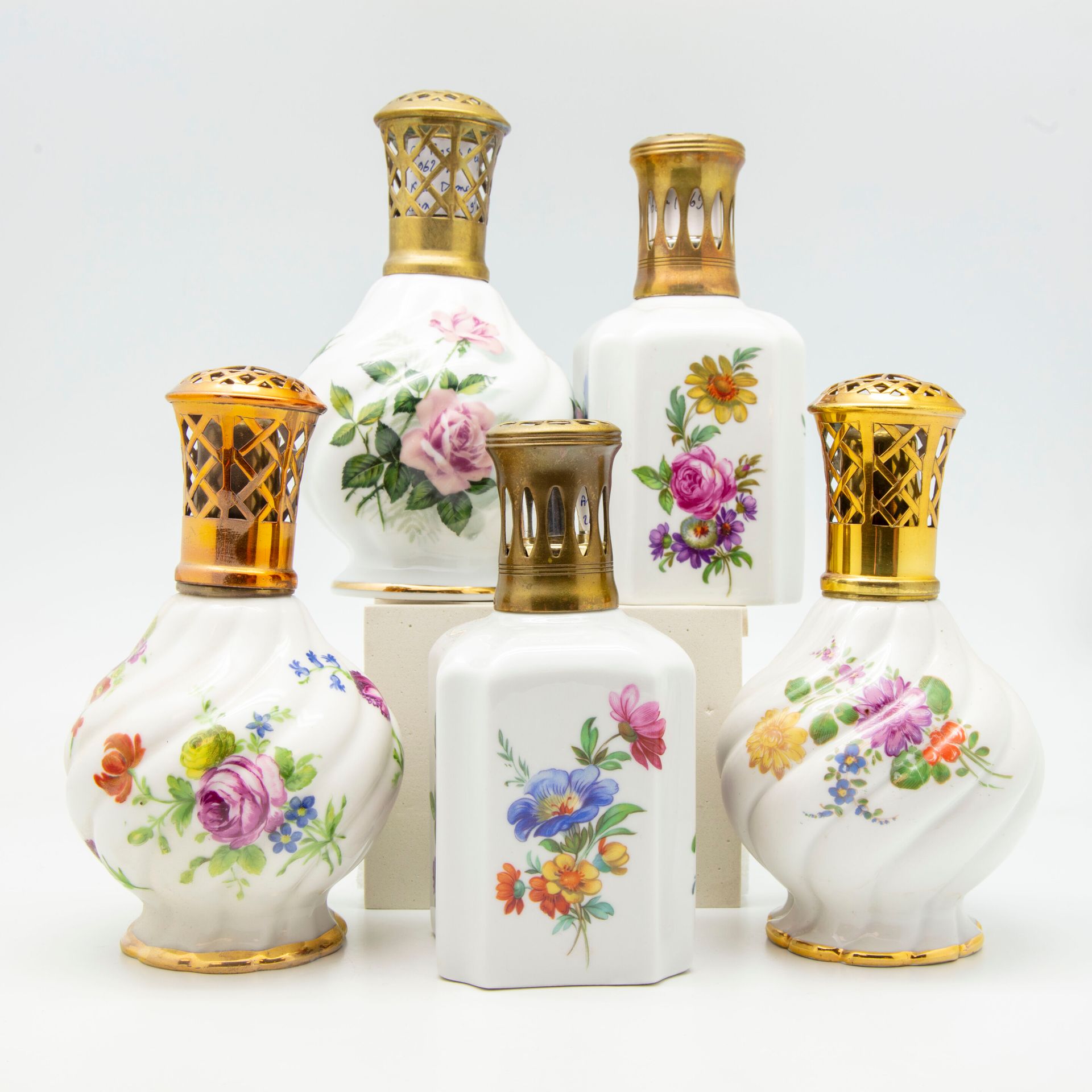 Null PARIS

Suite de cinq lampes BERGER en porcelaine à décor de fleurs des modè&hellip;