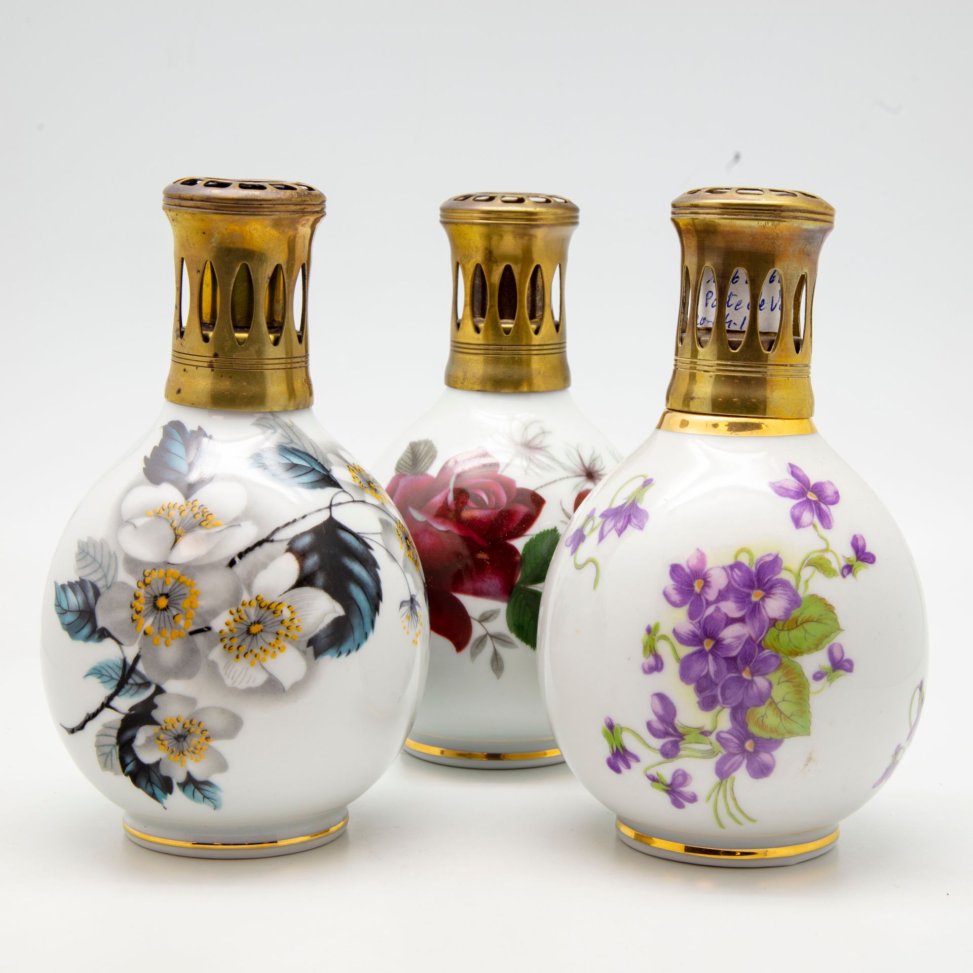 THARAUD THARAUD

Trois lampes BERGER en porcelaine à décor polychrome de fleurs &hellip;