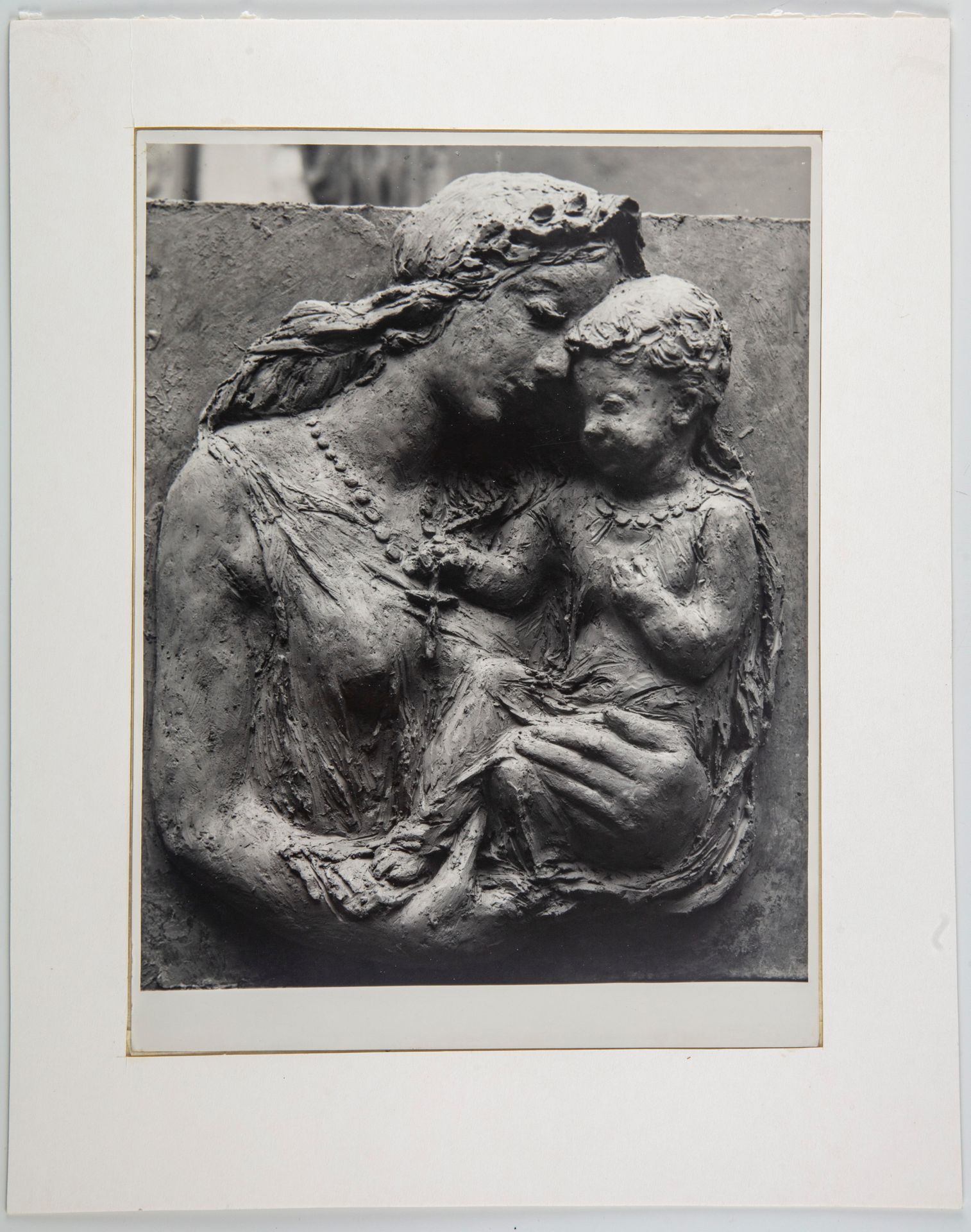 SUDEK Josef SUDEK (1896-1976). 

Femme et enfant : vue d'une sculpture de Josef &hellip;