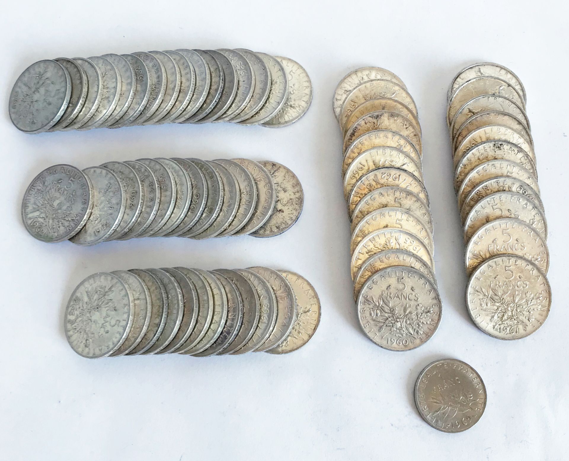 Null Lot comprenant 63 pièces de 5 francs datées 1960 et suivantes.

On y joint &hellip;