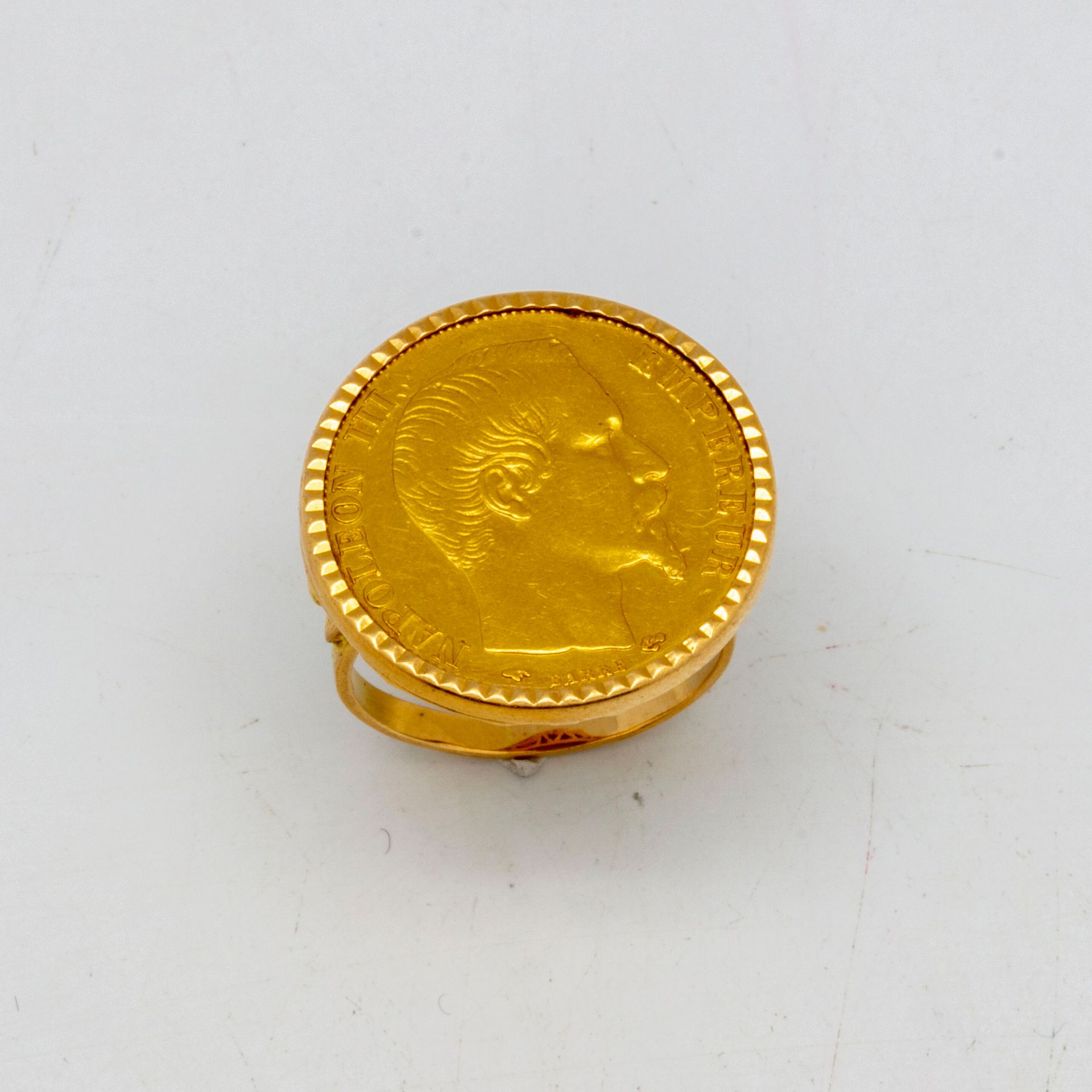 Null Bague en or jaune ornée d'une pièce de 20 francs or Napoléon