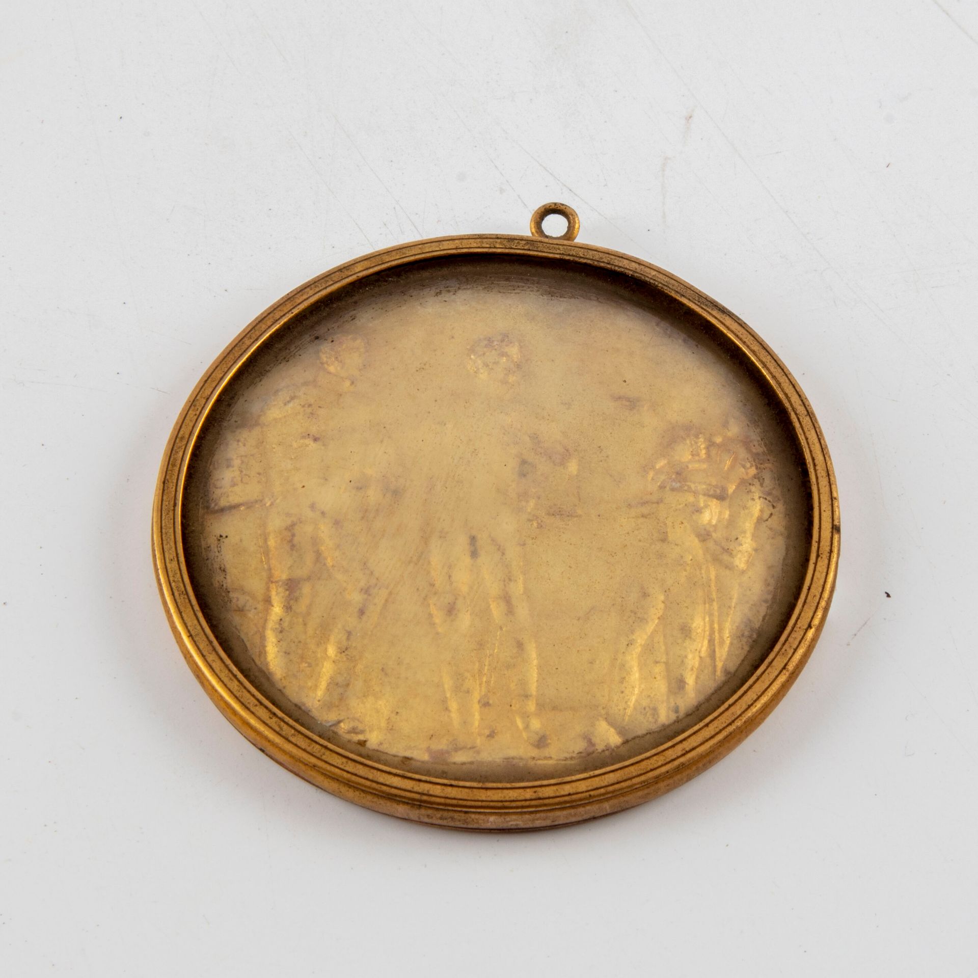 Null Médaillon métal doré à décor d'un bas relief et inscrit au revers "Publicat&hellip;