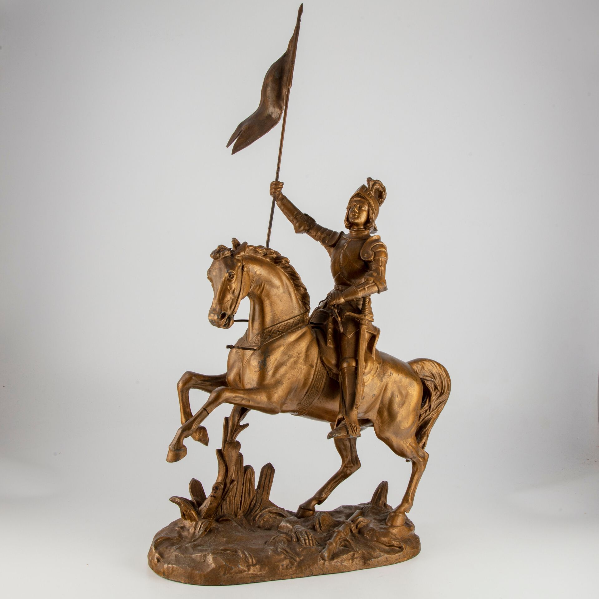 Null Jeanne d'Arc à cheval 

Epreuve en régule à patine dorée

H.: 69,5 cm

Acci&hellip;