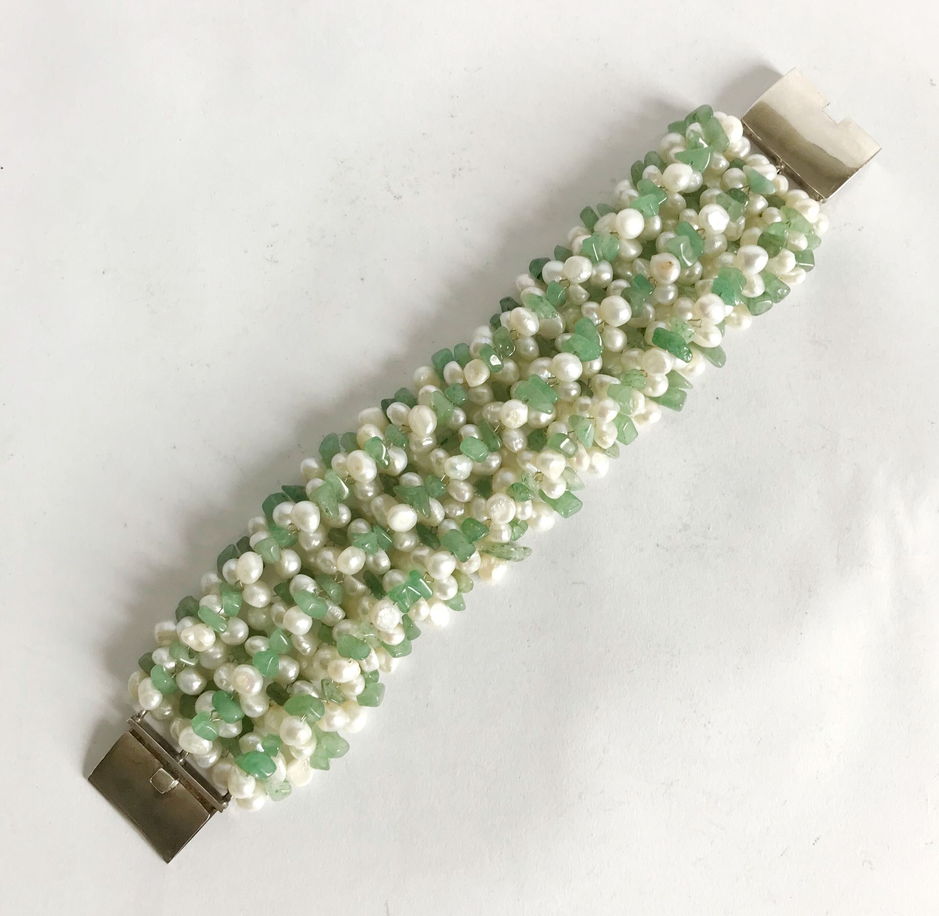 Null Bracelet manchettes en perles baroques et pierres vertes. Fermoir en argent&hellip;