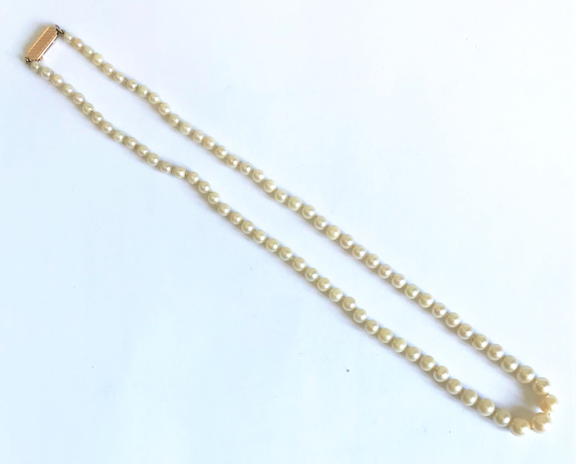 Null Collier de 81 perles de cultures en chute à fermoir plat rectangulaire en o&hellip;