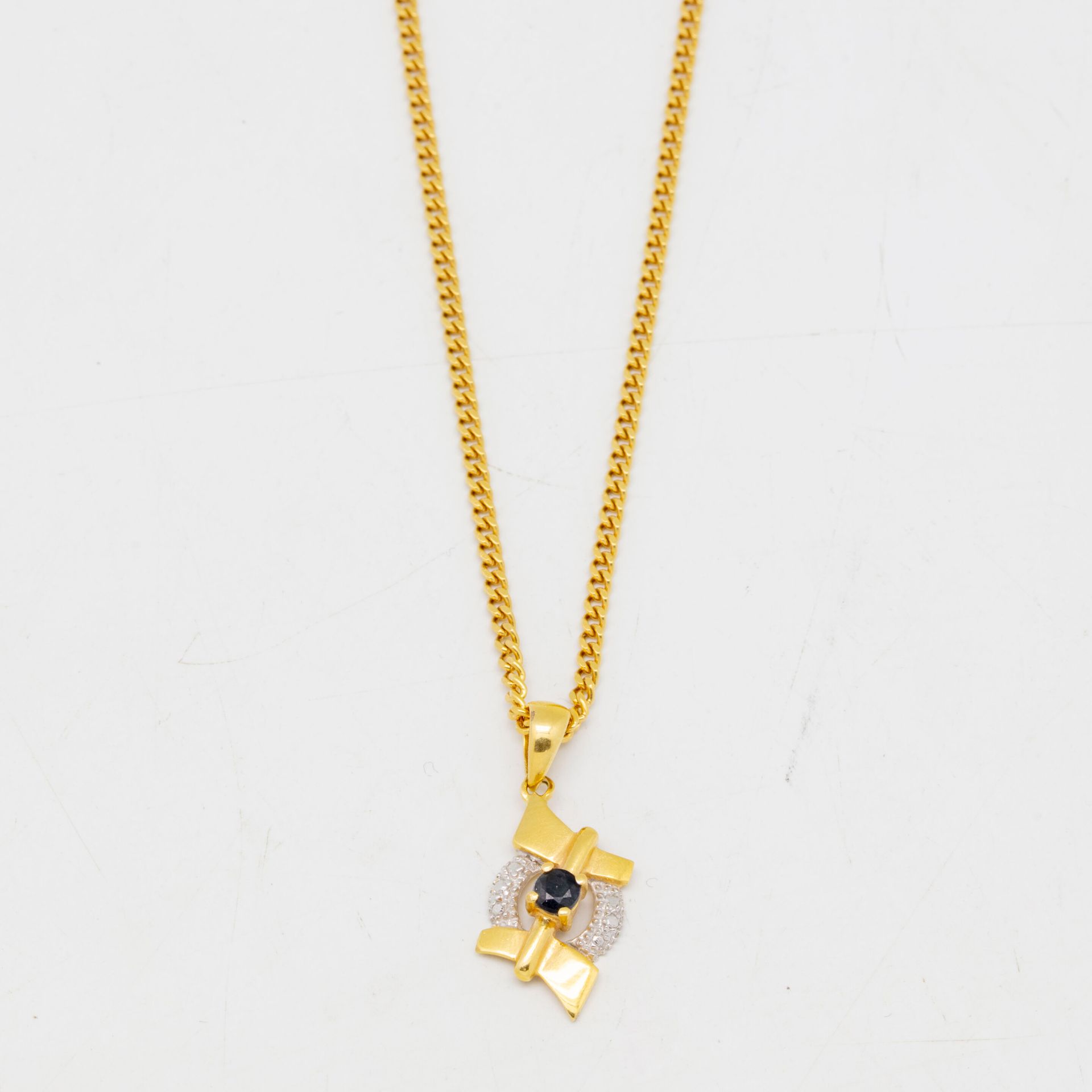 Null Chaine en or et pendentif en or orné d'une pierre bleue

Poids brut : 7,1 g&hellip;