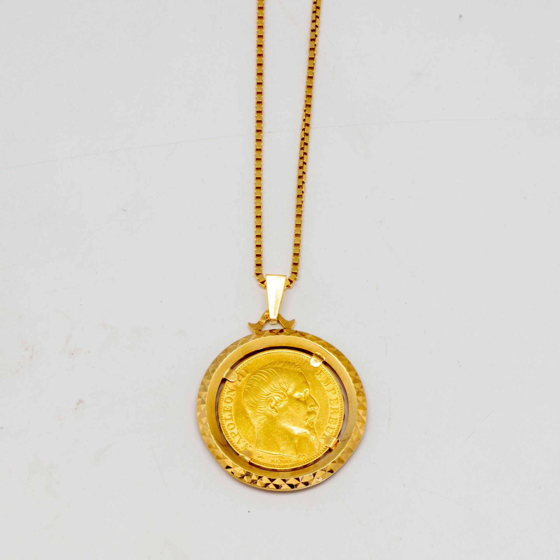 Null Chaine en or jaune ornée d'un pendentif agrémenté d'une pièce de 20 Francs &hellip;