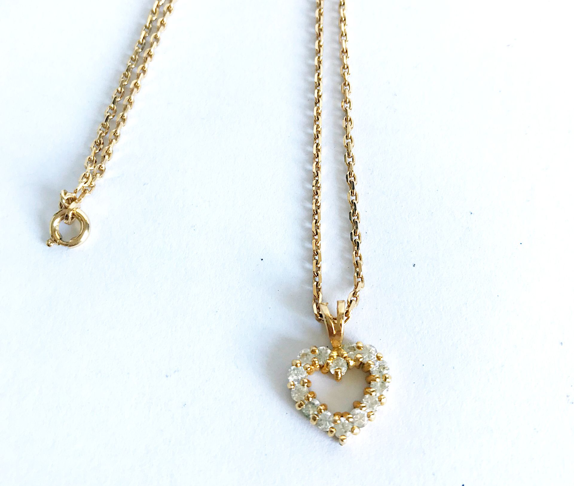Null Collier à pendentif en forme de coeur en métal doré serti de pierres blanch&hellip;