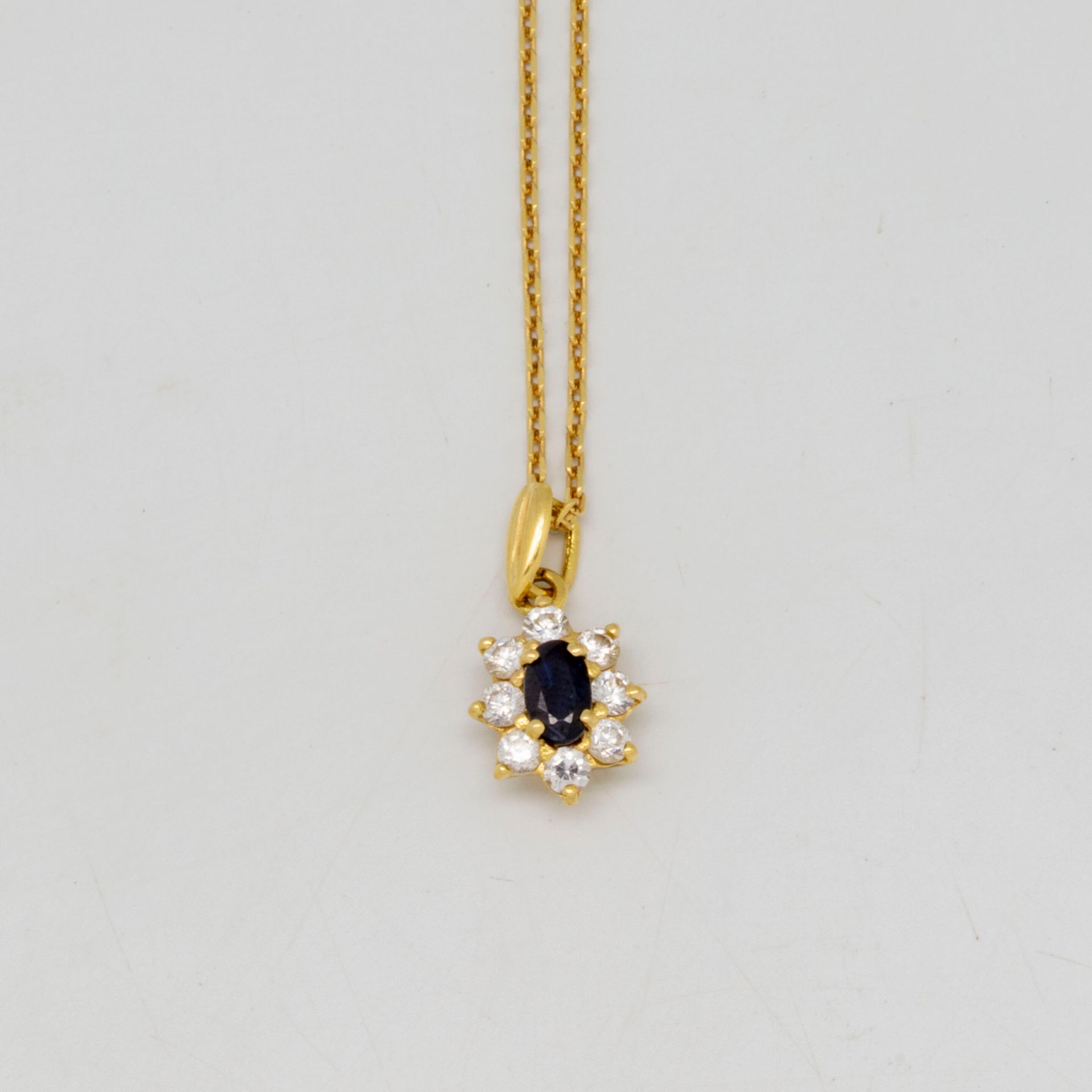 Null Collier en or jaune ornée d'un pendentif saphirs et diamants

Poids brut : &hellip;