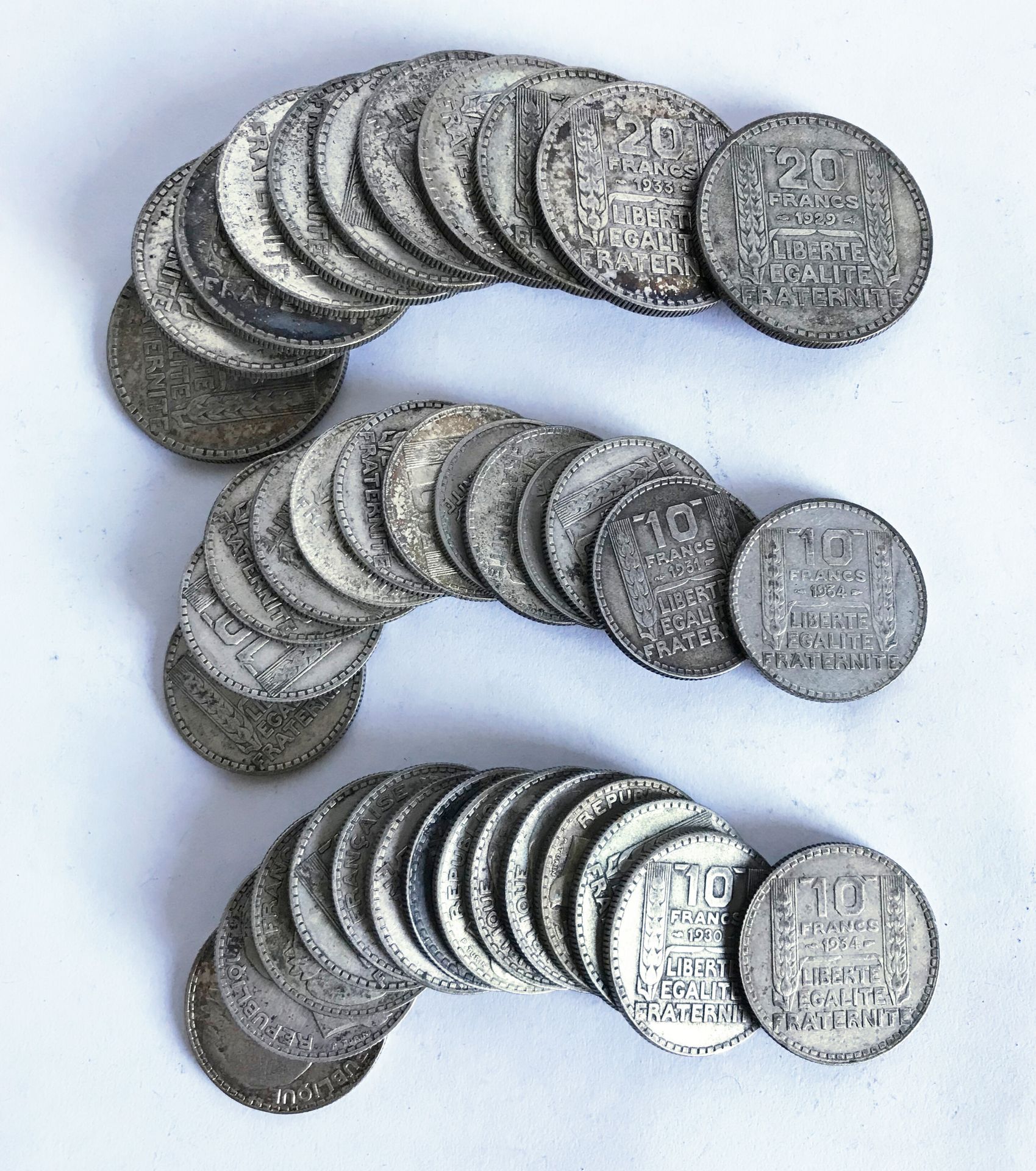 Null Lot comprenant des pièces de 10 francs et 20 francs datées des années 1920 &hellip;