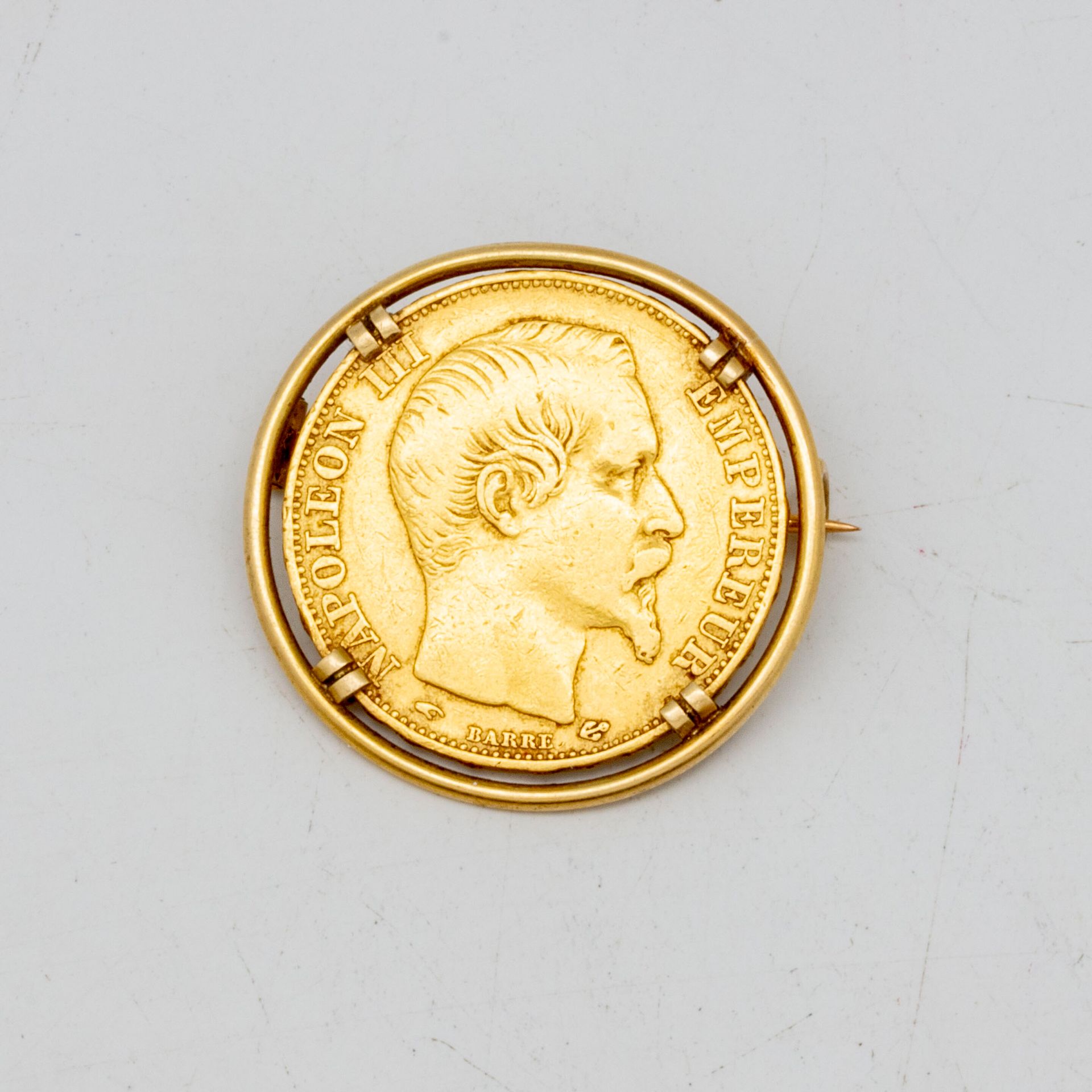 Null Broche en or jaune ornée d'une pièce de 20 francs or Napoléon III 

Poids :&hellip;