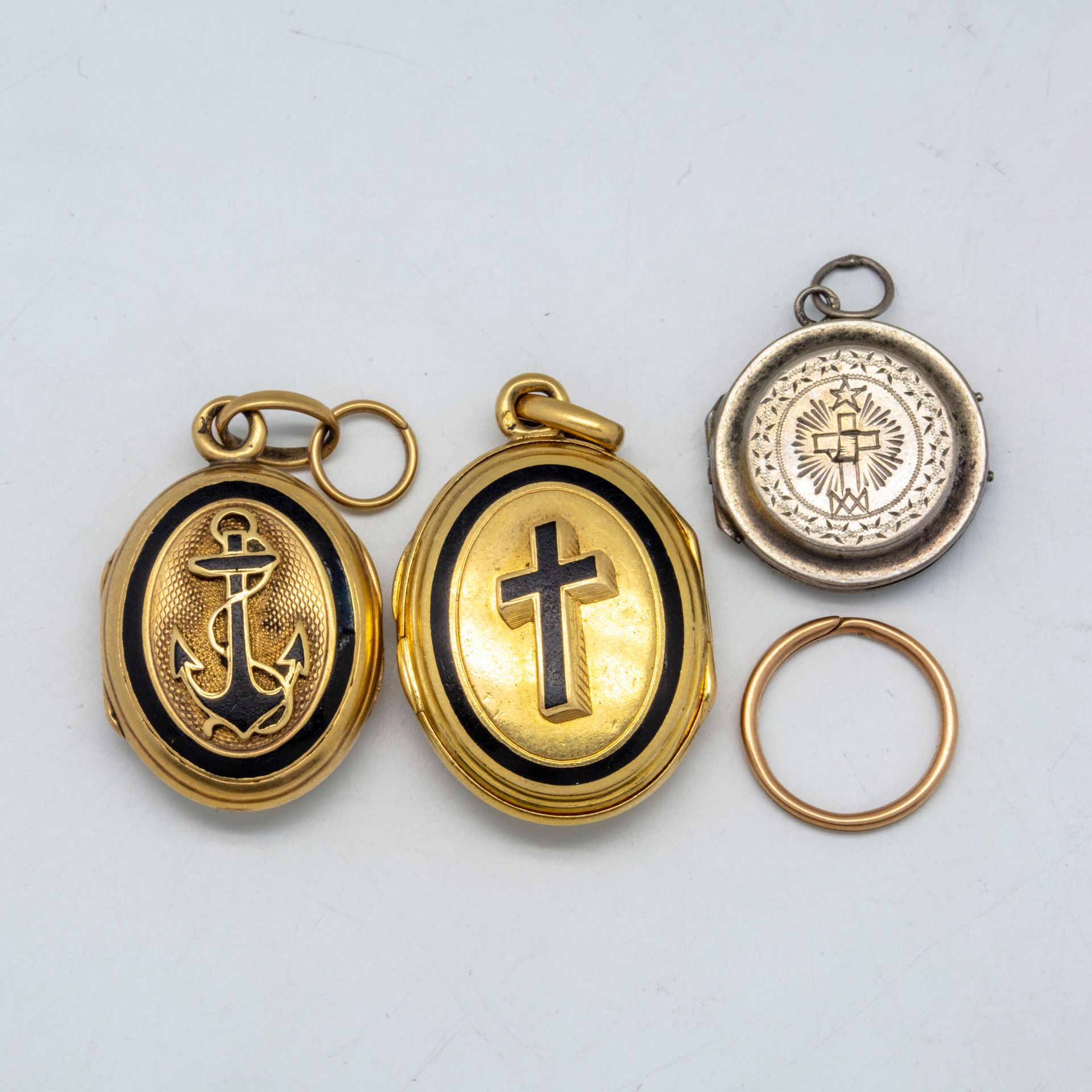 Null Deux pendentifs en or à décor émaillé d'une croix et d'une ancre

on y join&hellip;