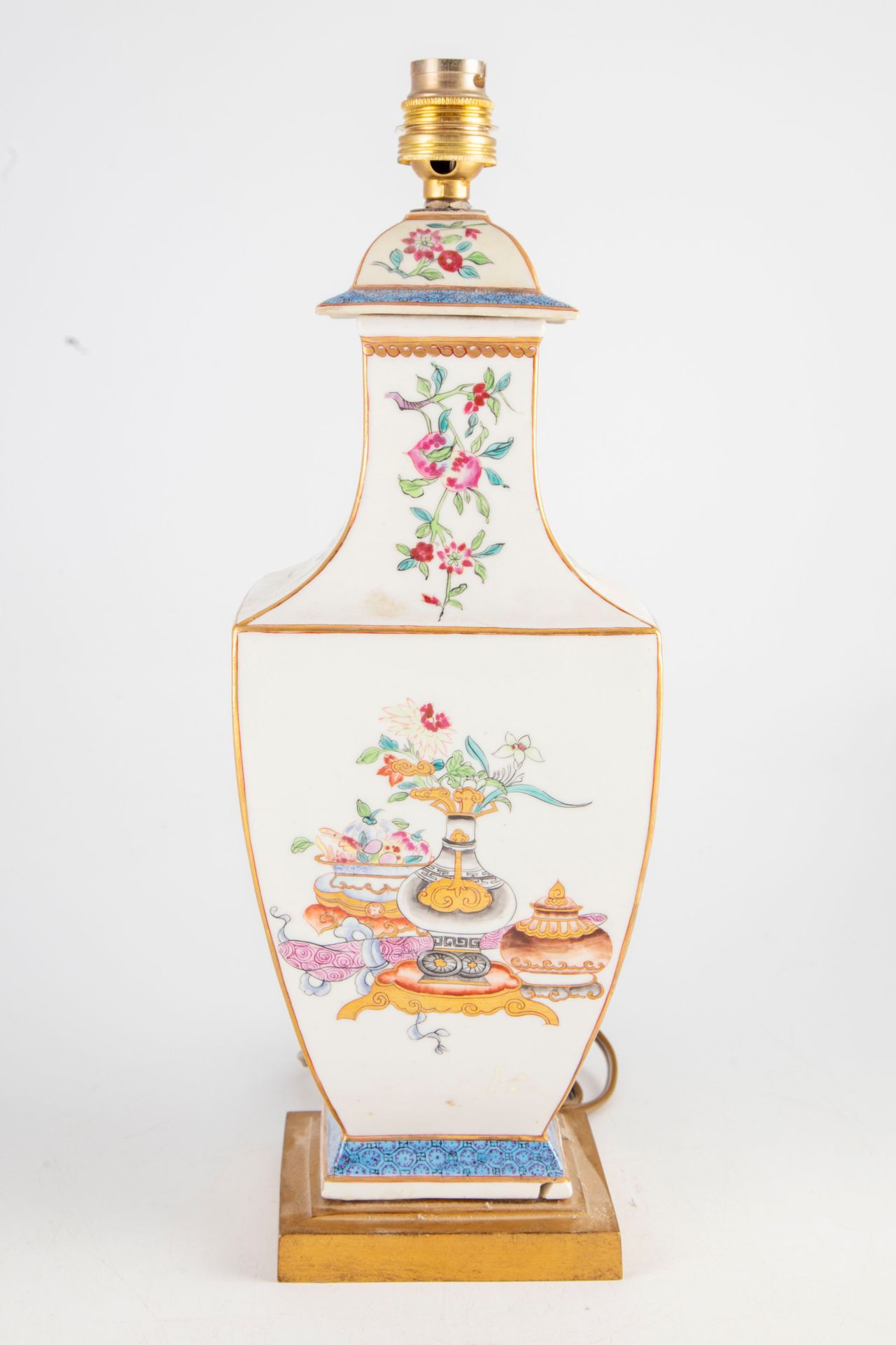SAMSON SAMSON

Pied de lampe en porcelaine à décor émaillé polychrome de fleurs &hellip;