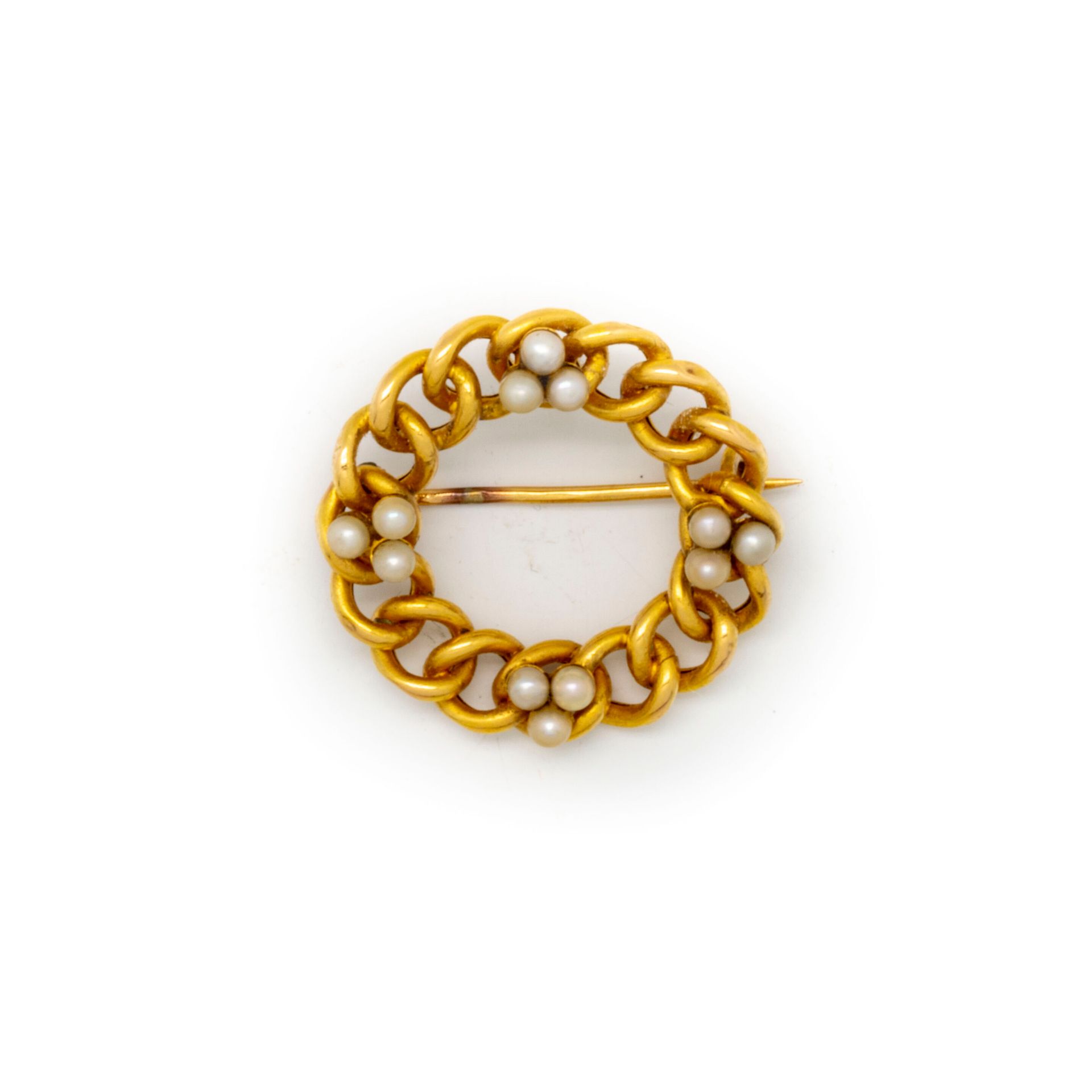 Null Broche ronde en or et perles

Poids brut : 3,7 g.
