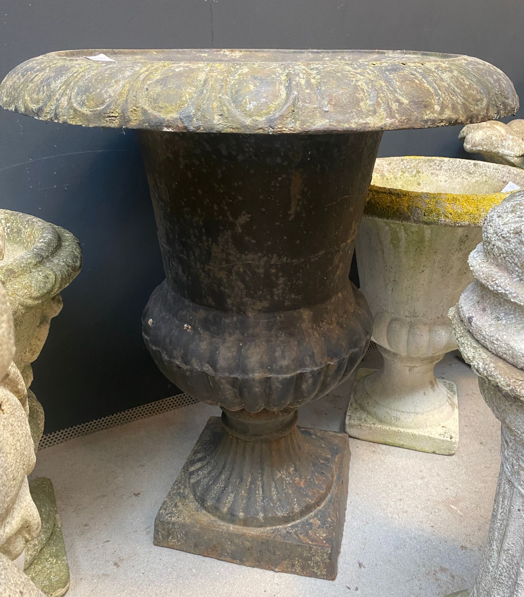 Null Important vase Médicis en fonte à décor de godrons

H.: 70 cm

Etat d'usage&hellip;