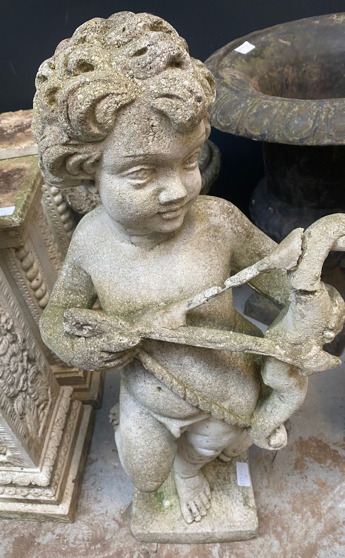 Null Sculpture de jardin en pierre reconstituée figurant Cupidon avec son arc da&hellip;