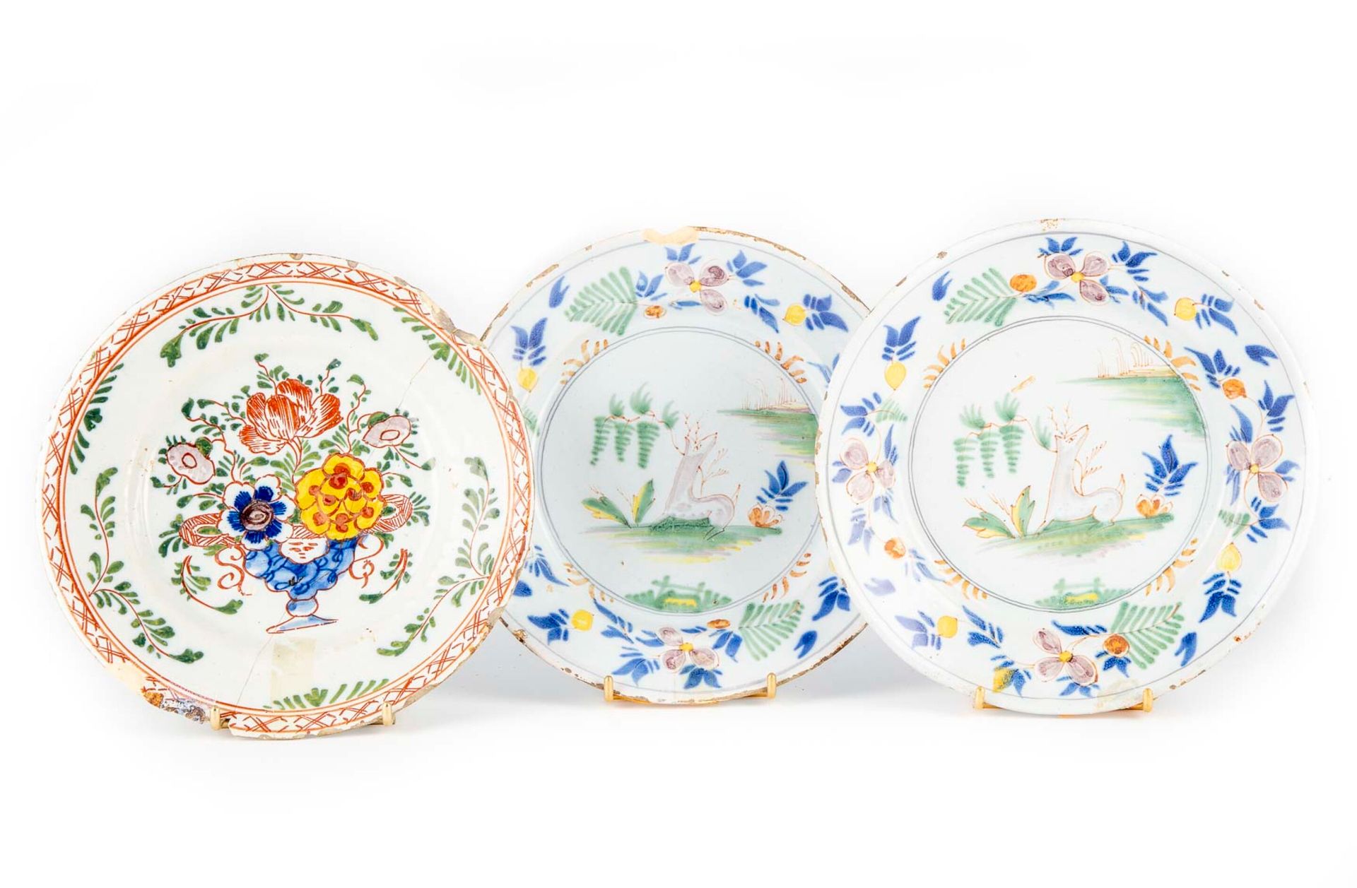 DELFT DELFT

Trois assiettes en faïence à décor polychrome

D. : 23 cm

Accident&hellip;