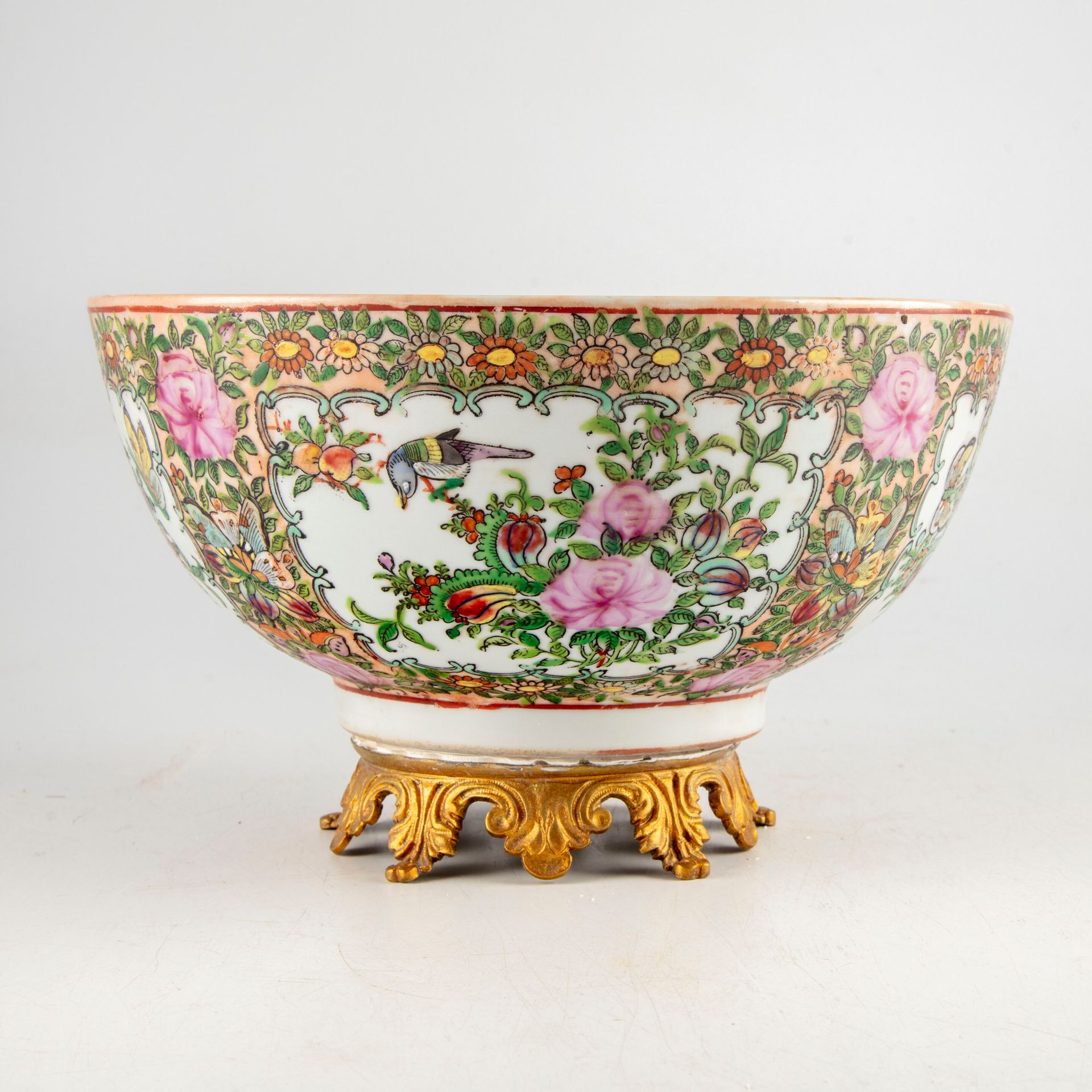 CHINE CHINE 

Importante coupe en porcelaine à décor polychrome de fleurs, oisea&hellip;