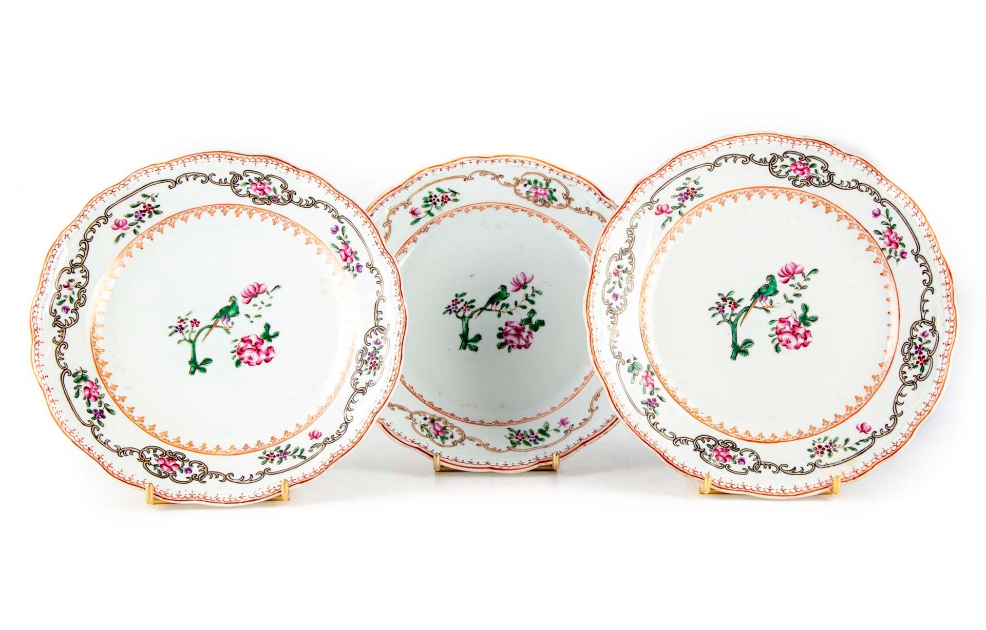 CHINE CHINE - XVIIIe

Suite de trois assiettes à bord contourné en porcelaine à &hellip;