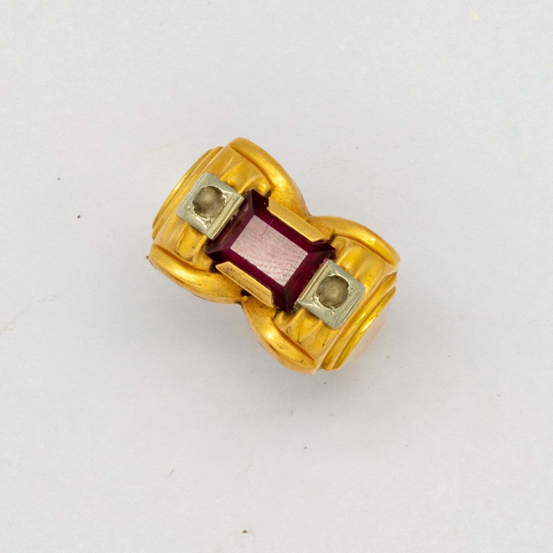 Null Bague tank en or jaune ornée d'une pierre rouge entourée de 2 pierres blanc&hellip;