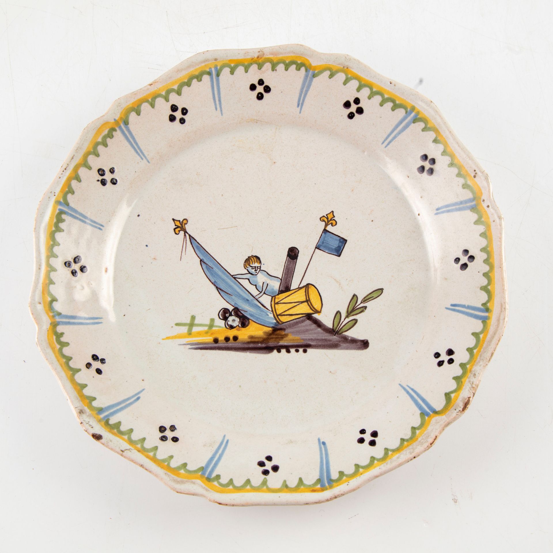 NEVERS NEVERS

Assiette en faïence à bords contournés à décor polychrome révolut&hellip;