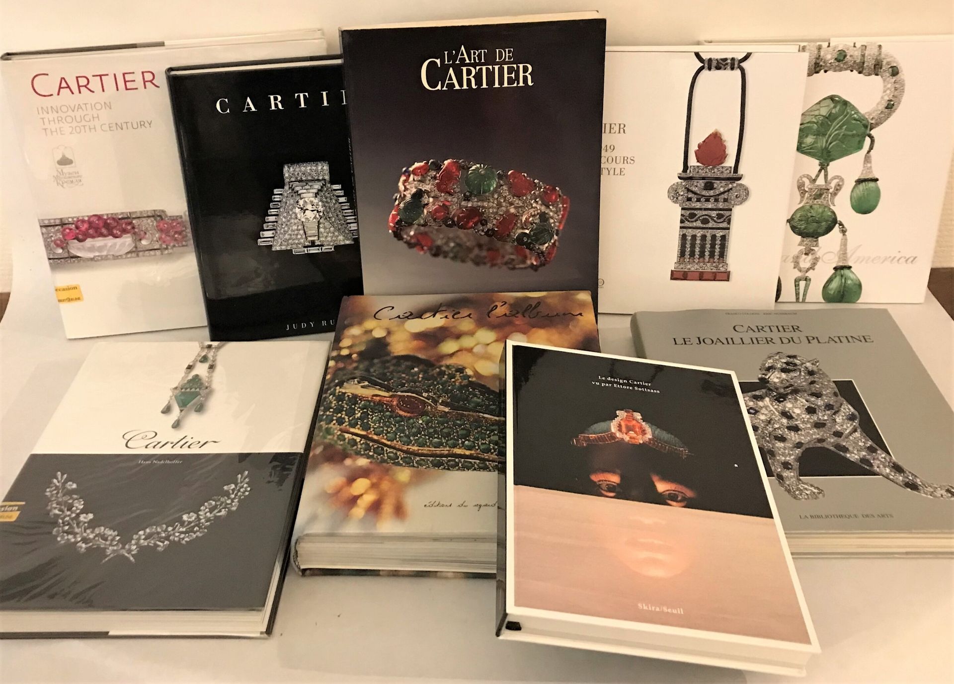 Null Ensemble de 9 ouvrages sur les bijoux CARTIER

Cartier, le joaillier du pla&hellip;